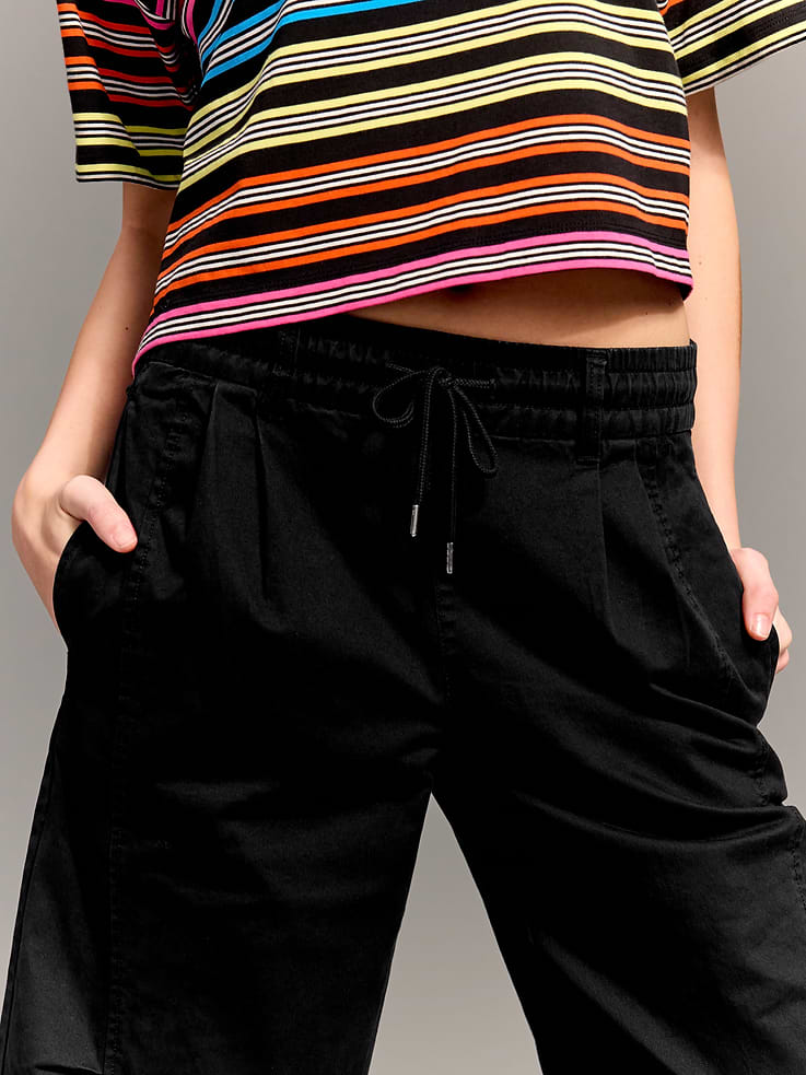 L'image numéro 5 présente Pantalon utilitairecoupe baril à taille extensible haute Old Navy x Christopher John Rogers
