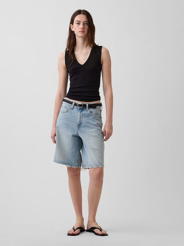 L'image numéro 2 présente Camisole moderne à encolure en V