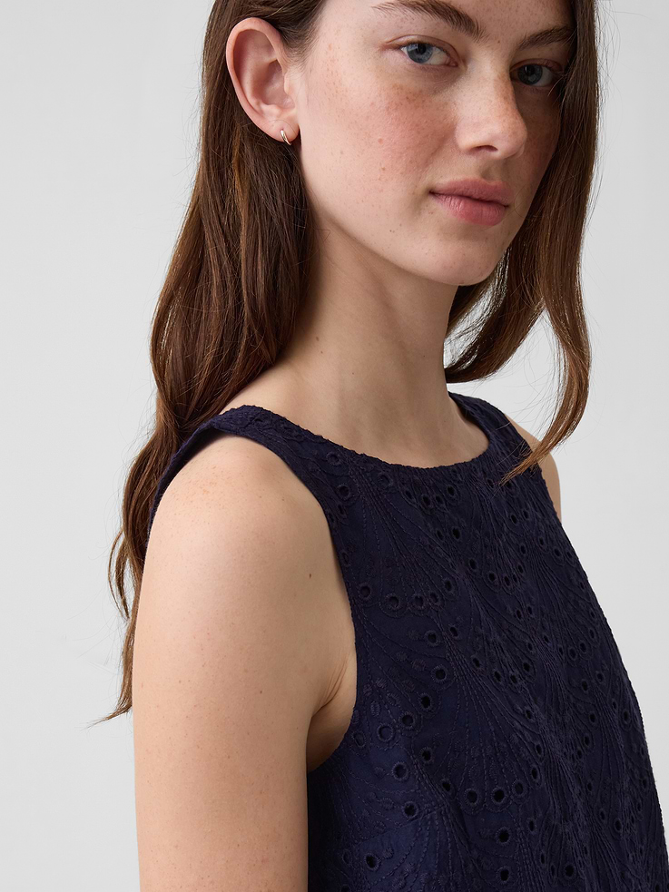 L'image numéro 4 présente Camisole courte à broderie anglaise