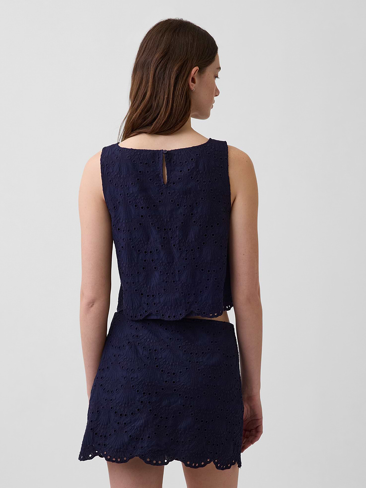 L'image numéro 3 présente Camisole courte à broderie anglaise