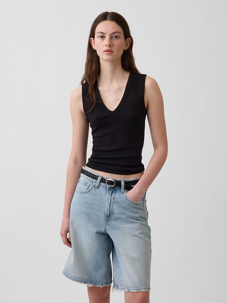 L'image numéro 1 présente Camisole moderne à encolure en V