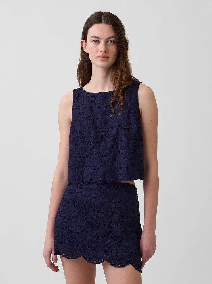 L'image numéro 1 présente Camisole courte à broderie anglaise