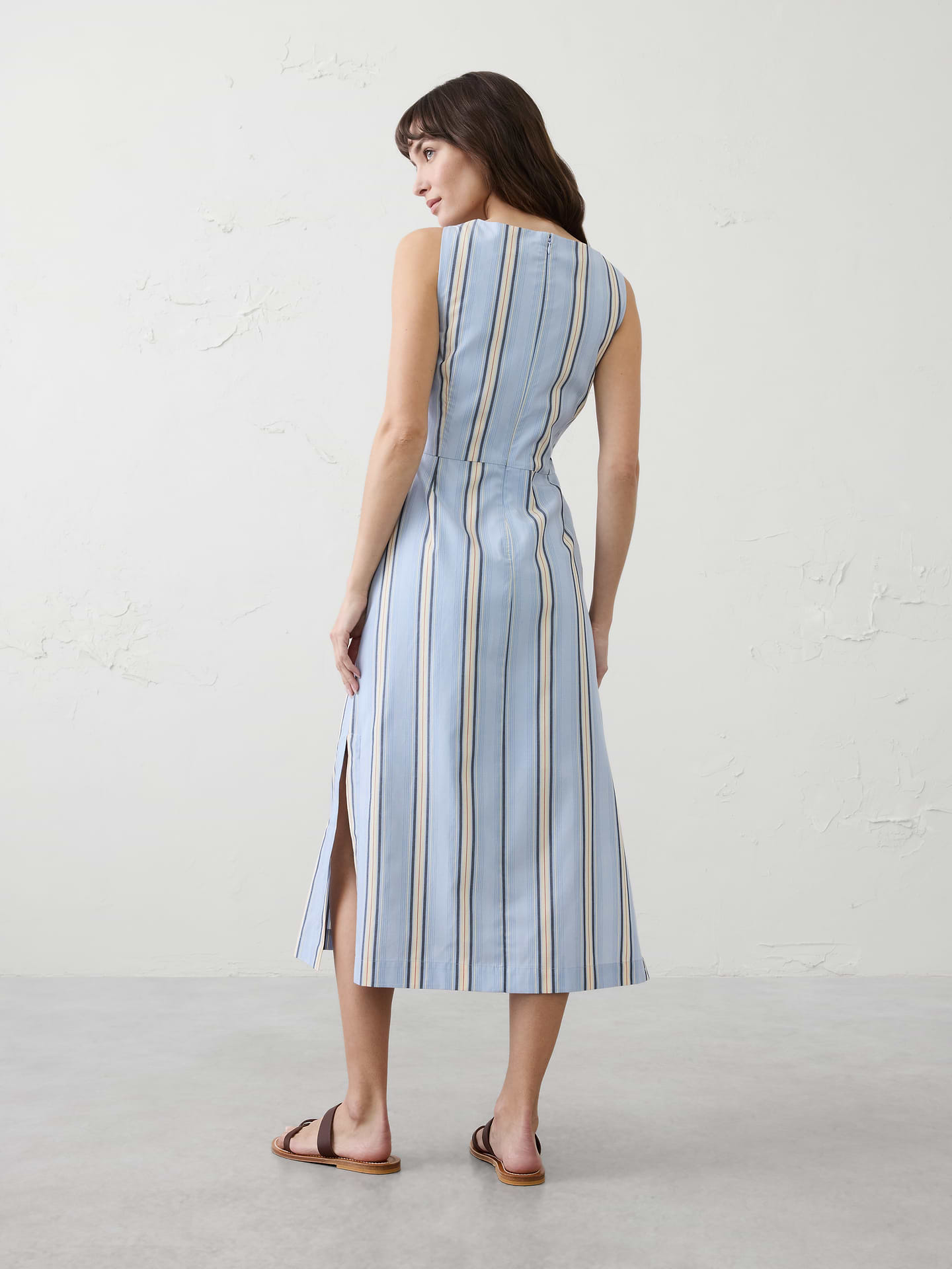 L'image numéro 2 présente Robe mi-longue cintrée à découpe