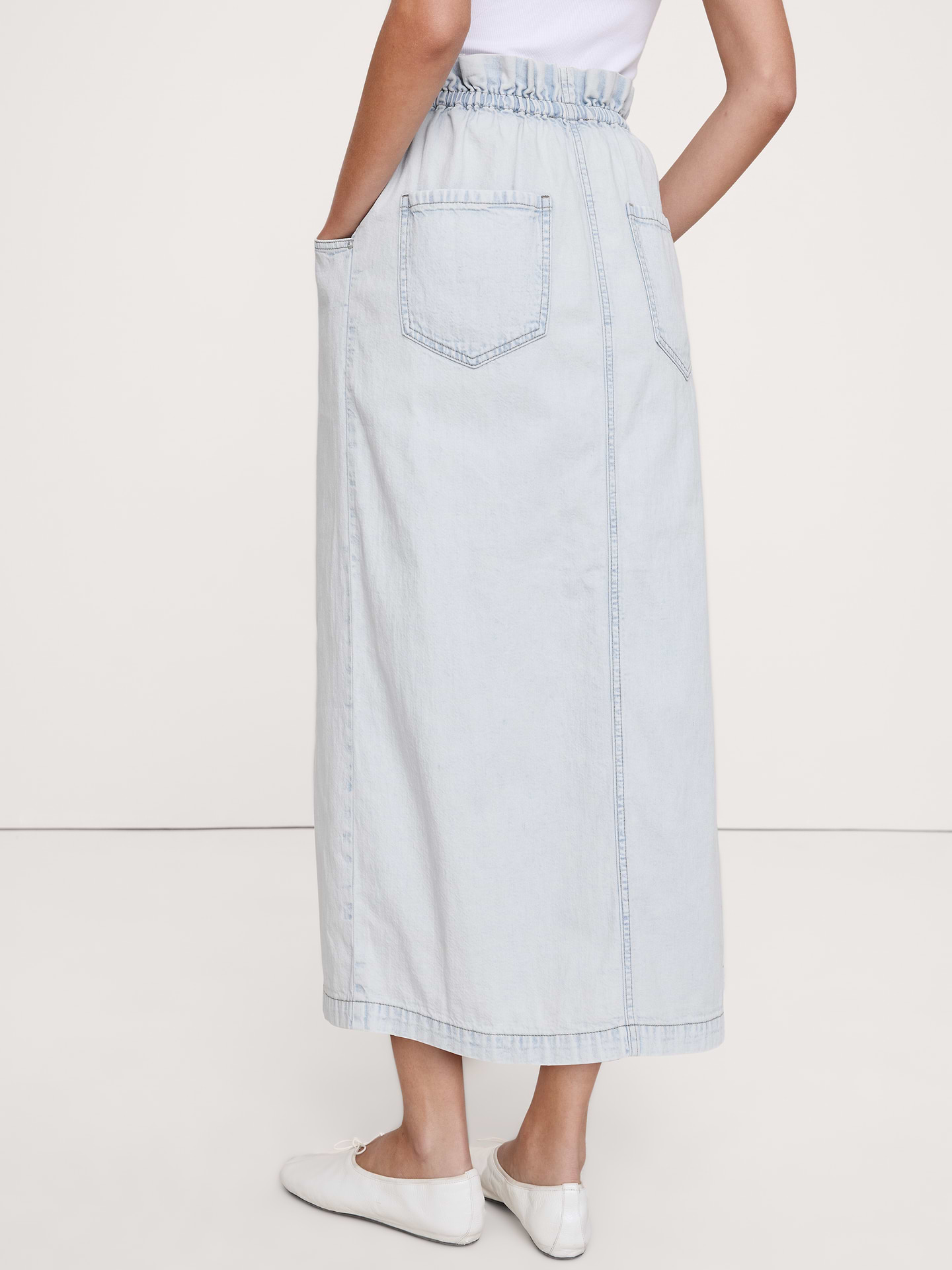 L'image numéro 2 présente Jupe mi-longue froncée en denim