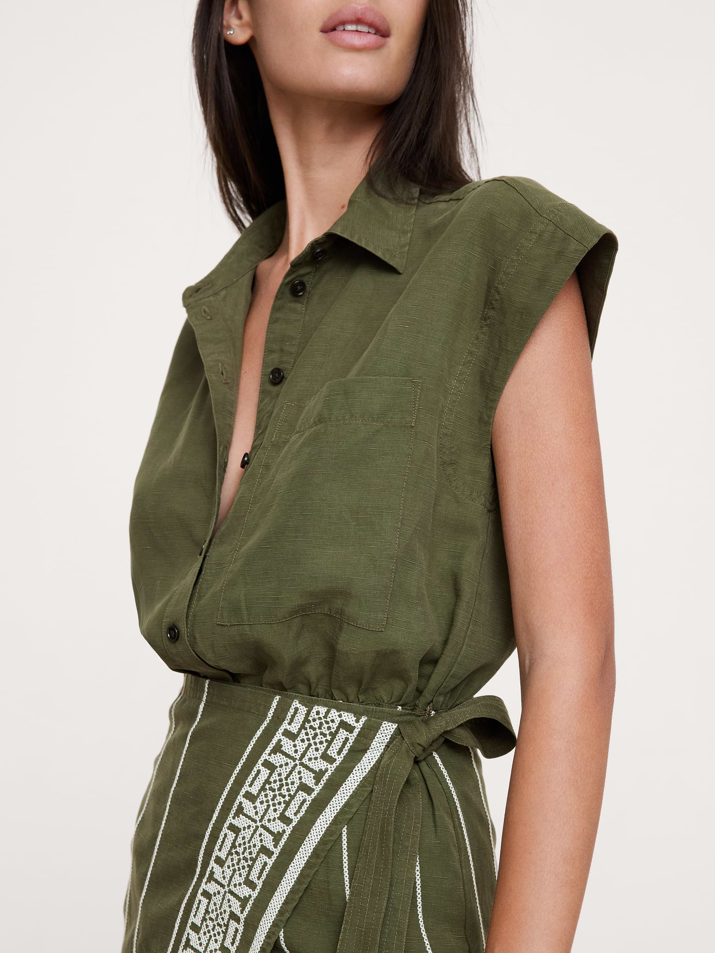 L'image numéro 6 présente Robe portefeuille en lin et TENCEL™ brodé