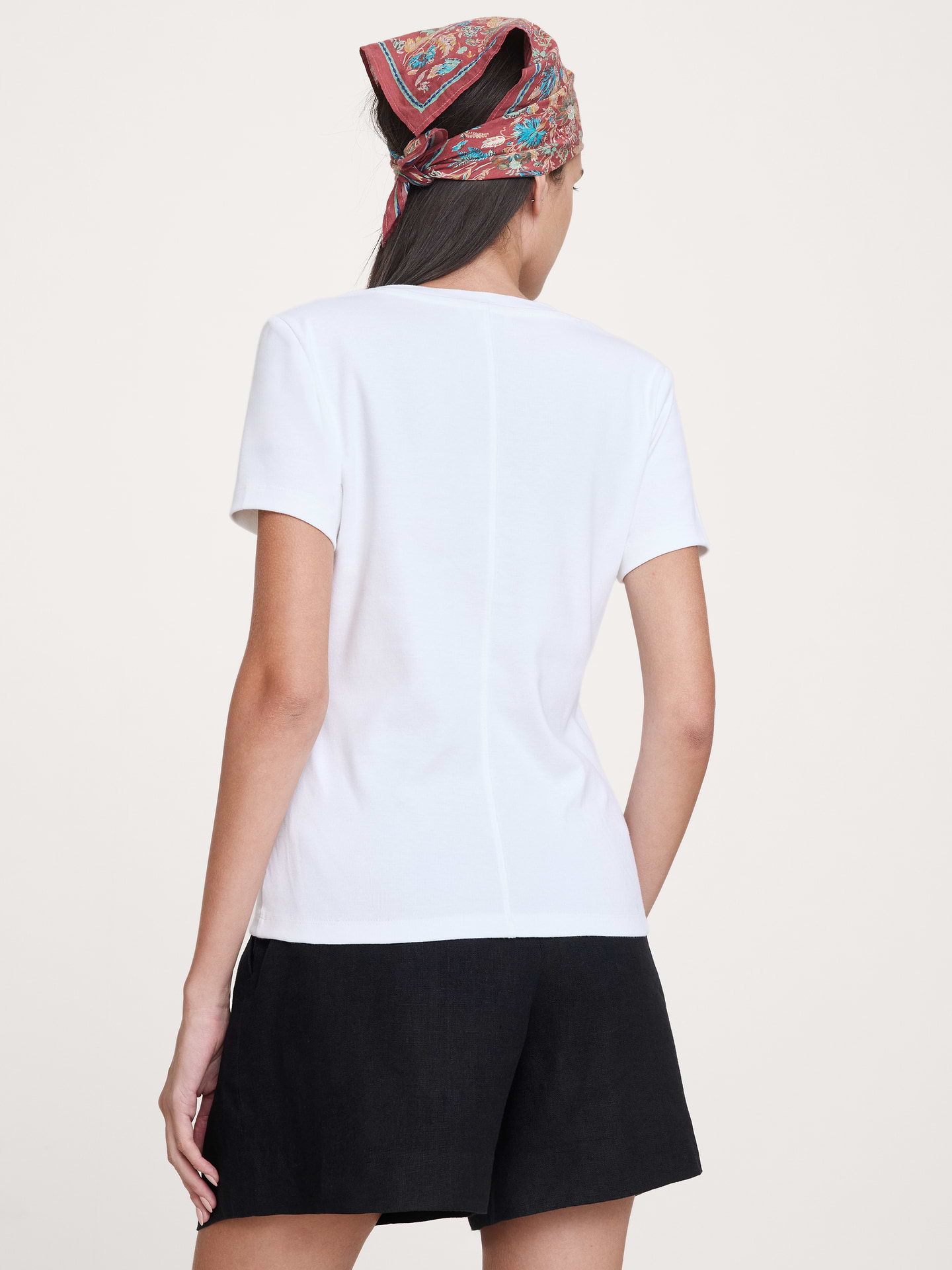 L'image numéro 2 présente T-shirt minimaliste à encolure dégagée en coton