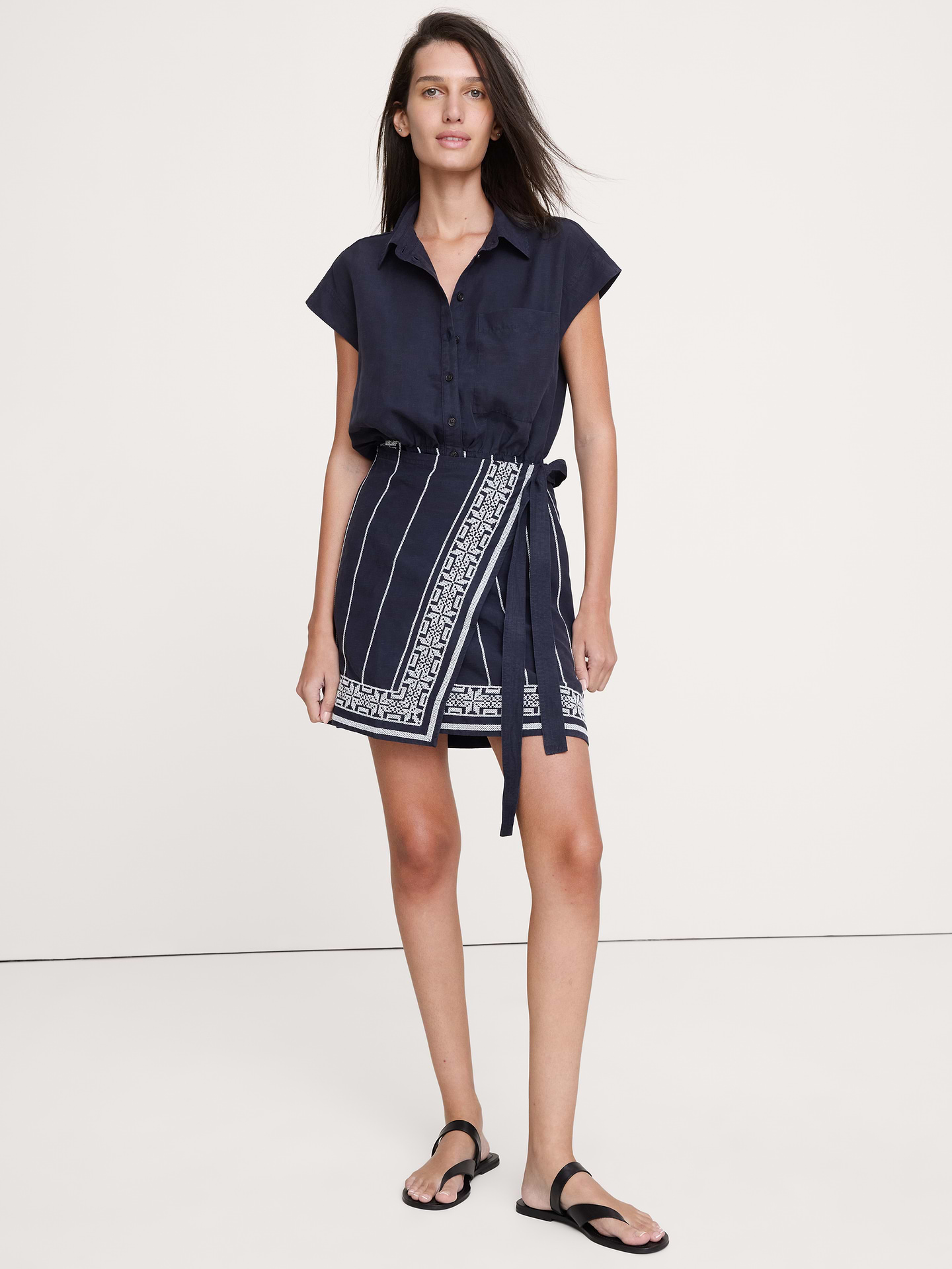 L'image numéro 1 présente Robe portefeuille en lin et TENCEL™ brodé