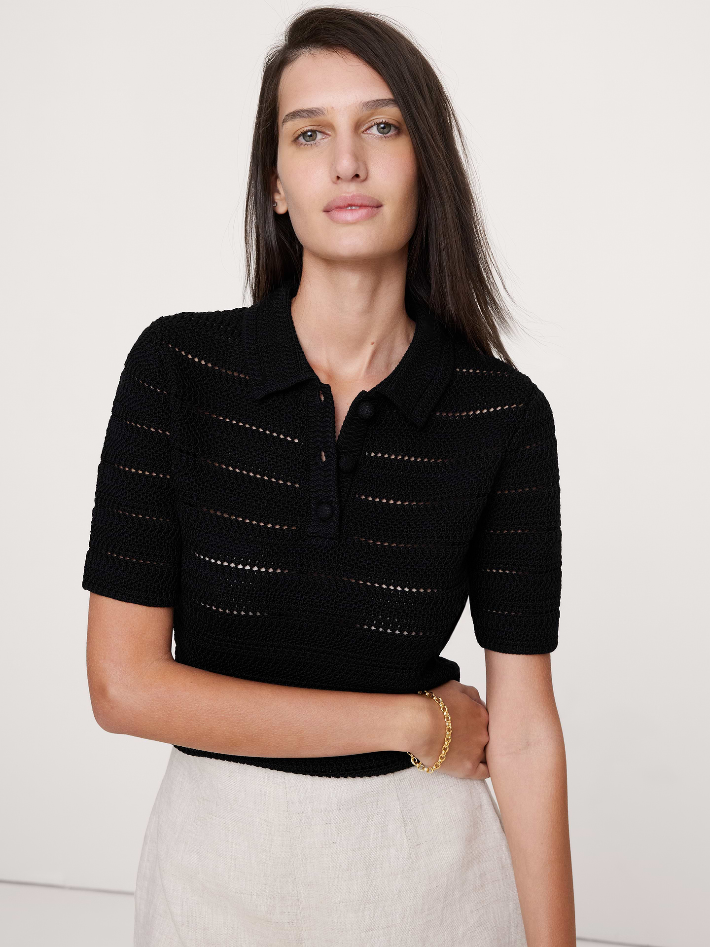 L'image numéro 1 présente Polo en coton crocheté à rayures