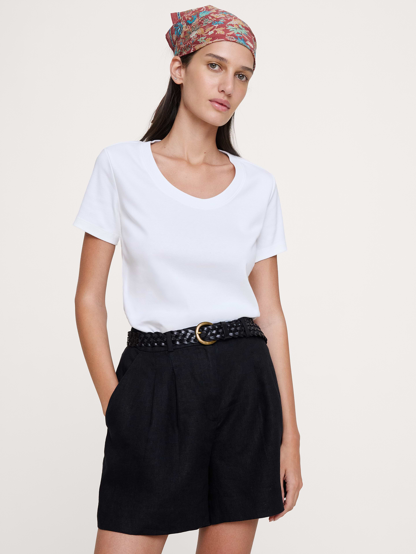 L'image numéro 1 présente T-shirt minimaliste à encolure dégagée en coton