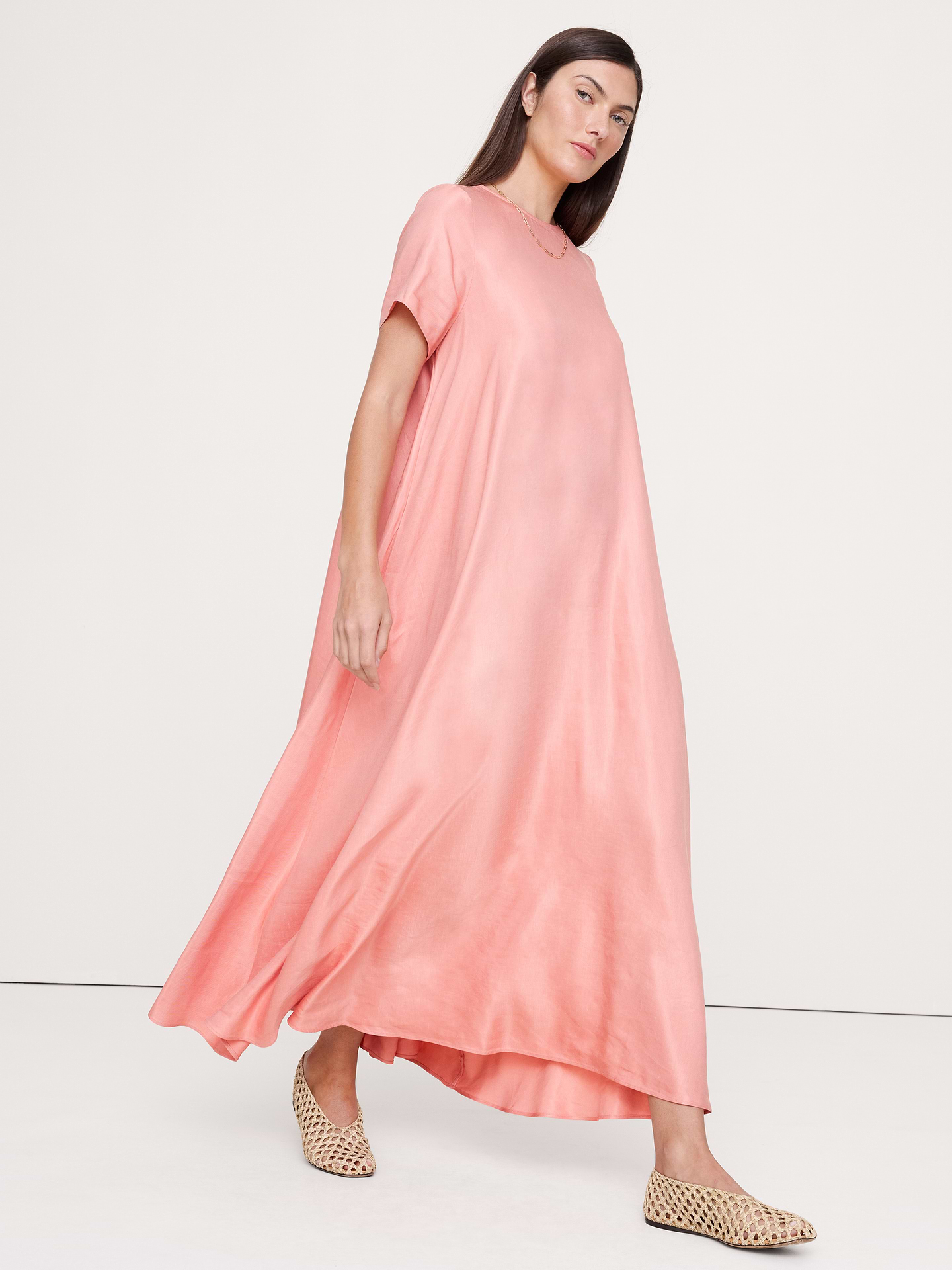 L'image numéro 1 présente Robe trapèze longue en lin et viscose