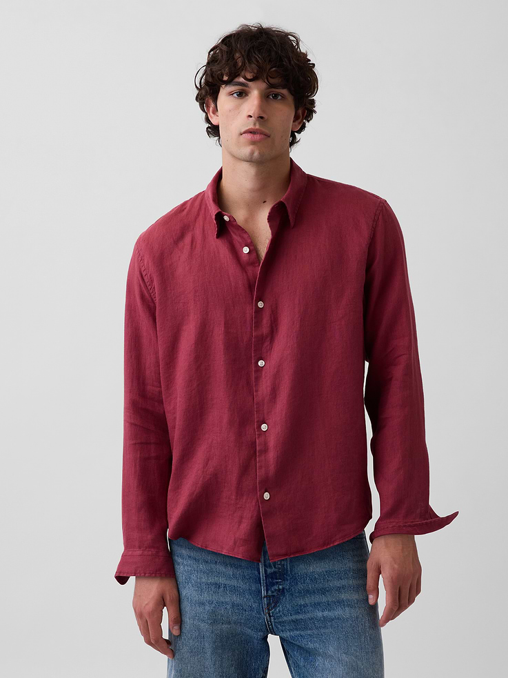 Image 1 de 5, Coupe décontractée 100 % lin., Col en pointe., Manches longues à poignets boutonnés., Devant boutonné., Certains modèles ont un motif sur l’ensemble., Ce produit a été fabriqué dans une usine qui investit dans l’égalité des genres et l’autonomisation des femmes grâce au programme Reimagining Industry to Support Equality (RISE). Pour en savoir plus, visitez gapinc.com/equite ., Produit #886385