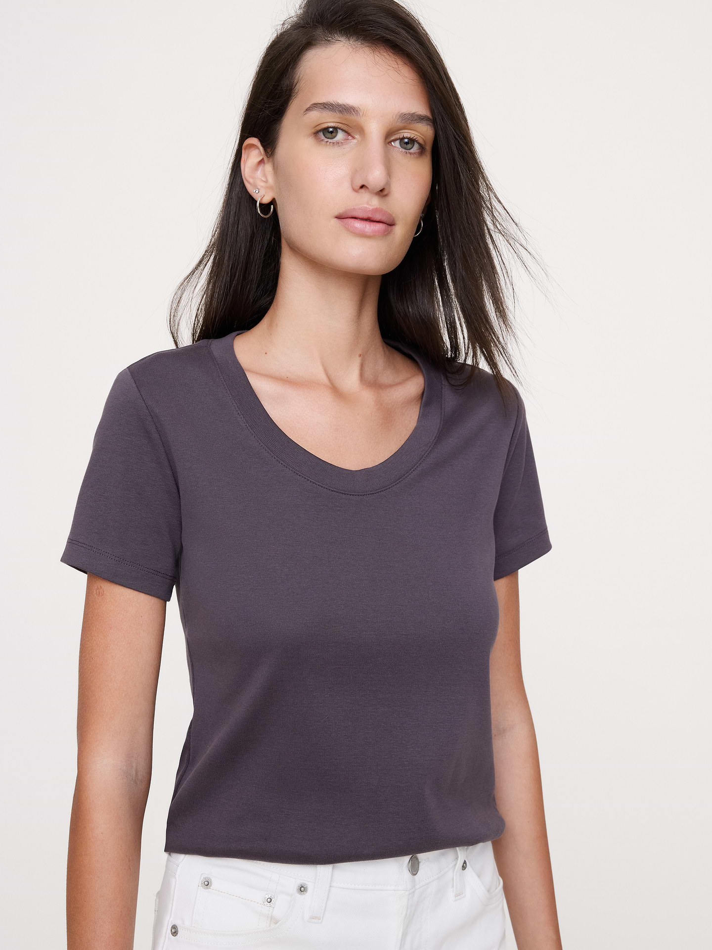 L'image numéro 1 présente T-shirt minimaliste à encolure dégagée en coton