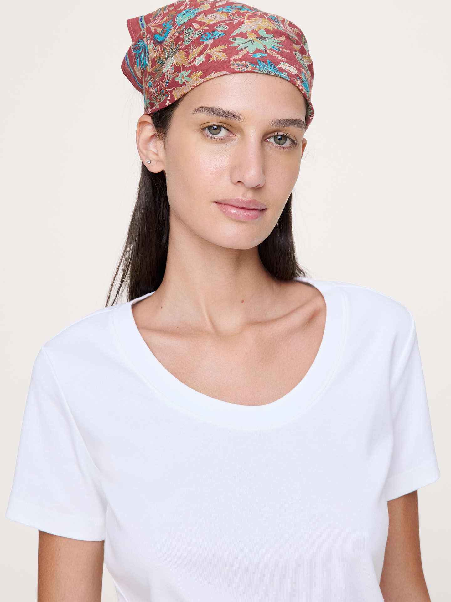 L'image numéro 3 présente T-shirt minimaliste à encolure dégagée en coton