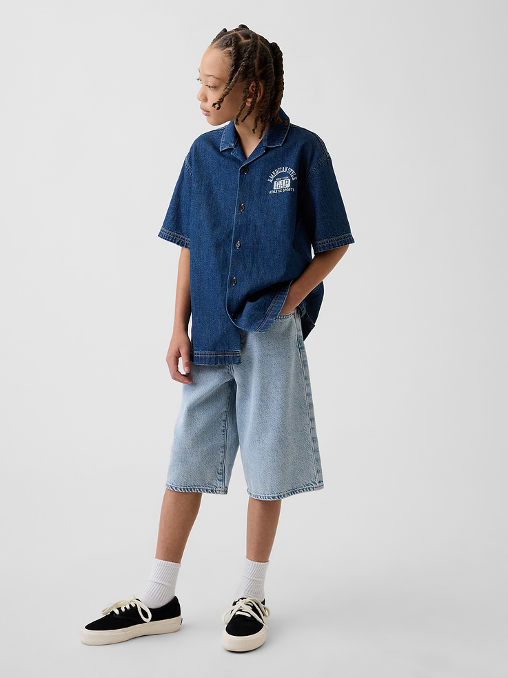 Image 1 de 6, Le denim le plus doux qui soit. Tissu fait d’un mélange exclusif de Tencel™ ultra-léger au tombé simple et impeccable à porter toute l’année., Denim en mélange de coton et Tencel ultra-doux., Fermeture à bouton à la taille ajustable (les tailles 4 à 8 ans ont une fermeture à agrafe dissimulée sous le bouton-pression décoratif pour aider l’enfant à s’habiller et à se changer facilement), braguette à glissière., Modèle classique à cinq poches., Fini moyen., Produit écoresponsable: ce vêtement fait partie de notre programme d’économie d’eau Washwell. Ce programme utilise au moins 20 % moins d’eau que les méthodes de lavage conventionnelles., Un choix plus écologique: fait de coton recyclé à 5 %. Comparativement aux matières vierges, l’utilisation de matières recyclées permet de réduire l’utilisation des ressources et le gaspillage., Produit #899853
