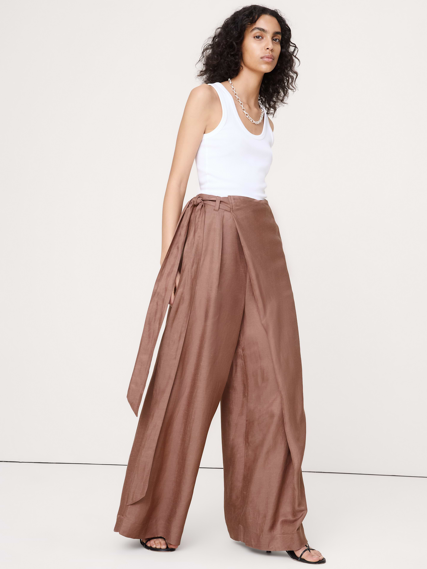 L'image numéro 1 présente Pantalon-jupe en lin et viscose