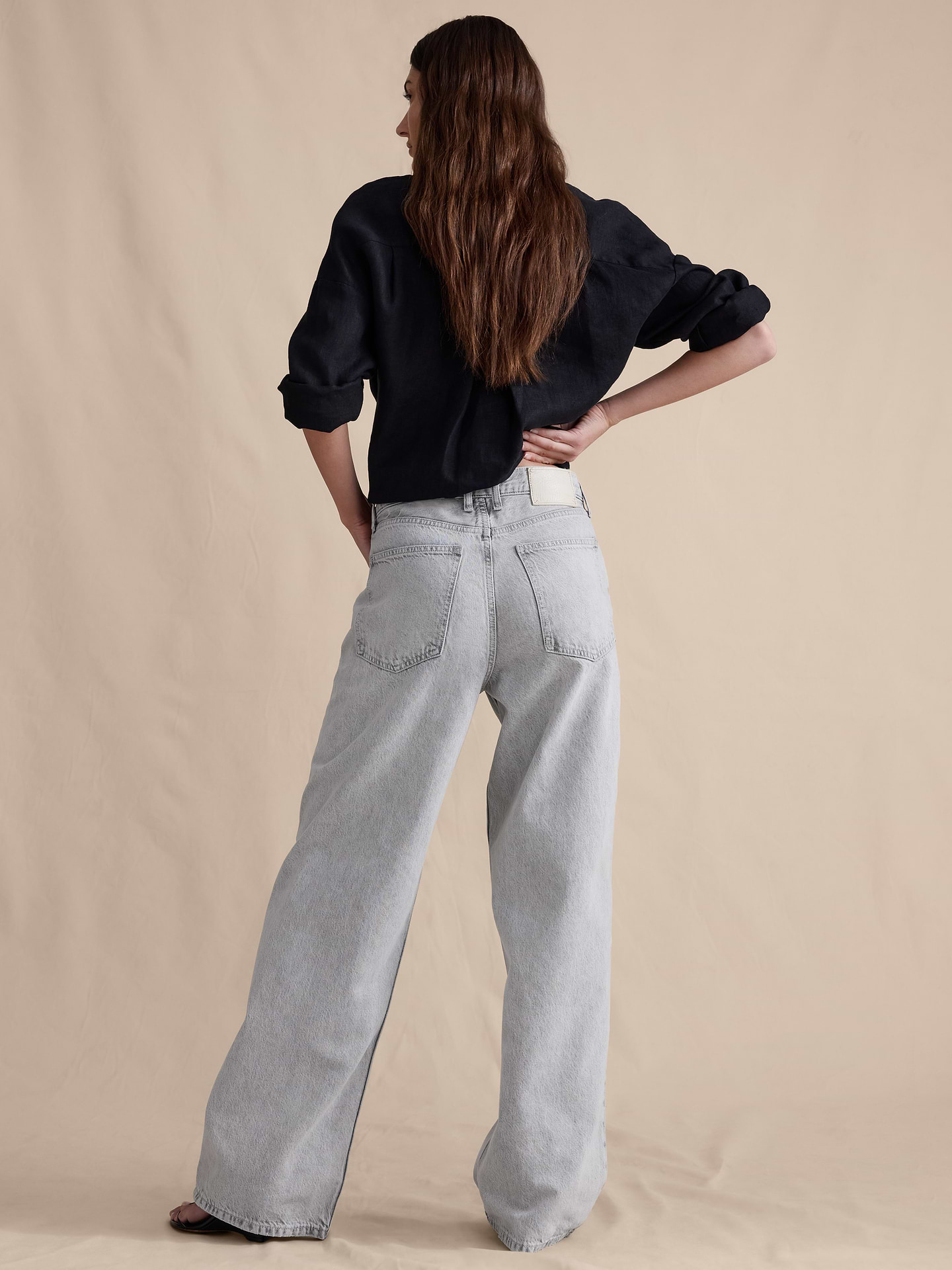 L'image numéro 3 présente Jean droit ample à taille mi-basse en tissu léger