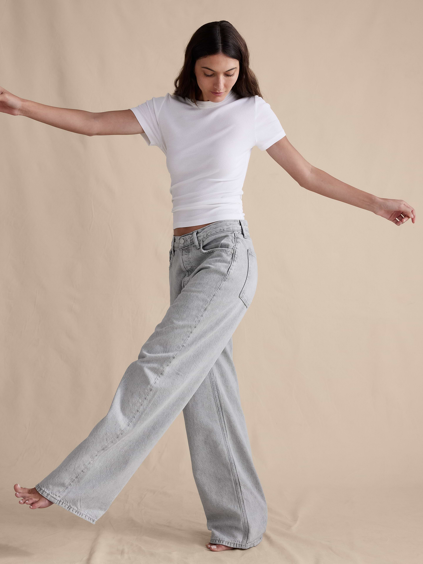 L'image numéro 5 présente Jean droit ample à taille mi-basse en tissu léger