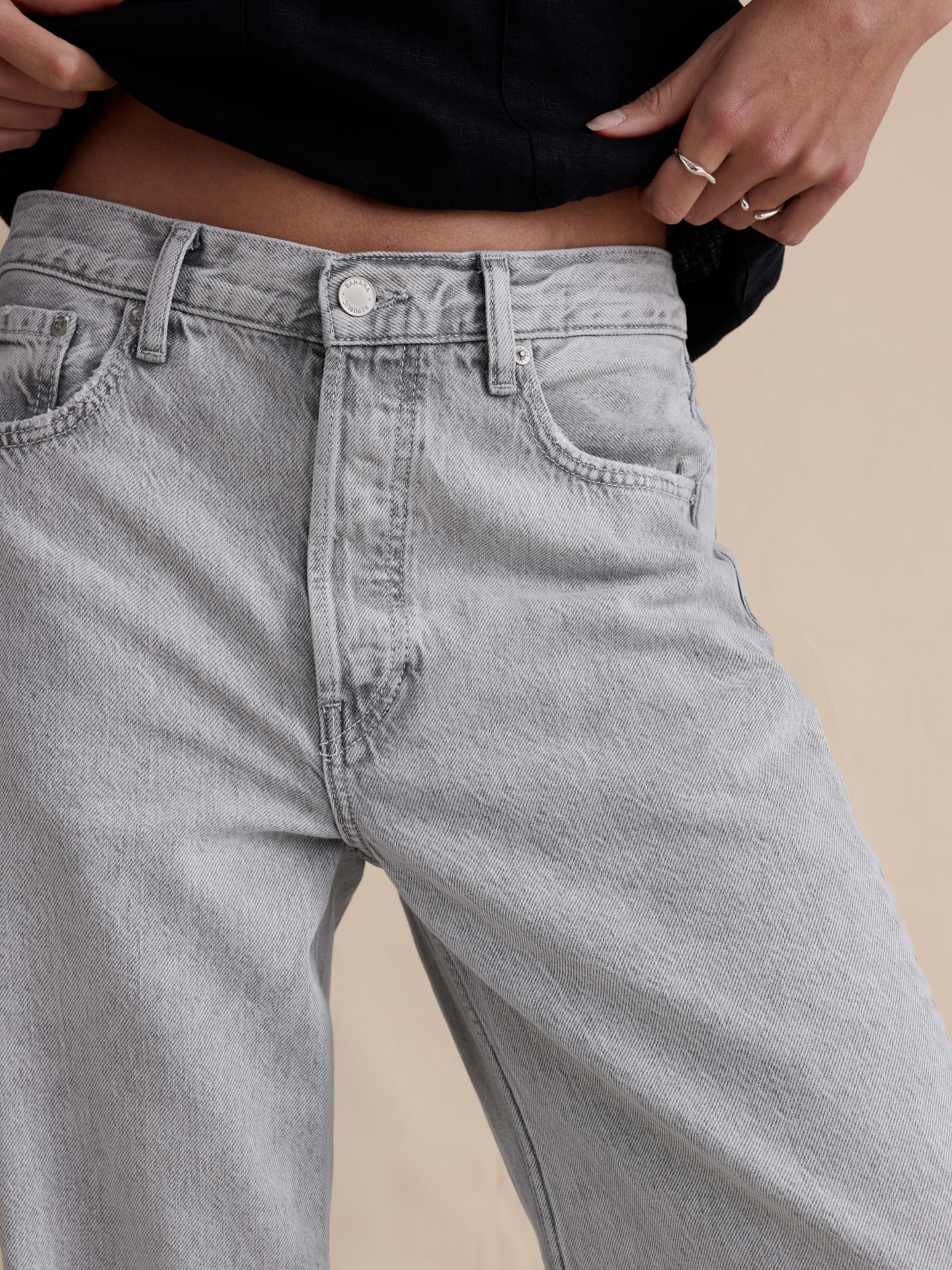 L'image numéro 4 présente Jean droit ample à taille mi-basse en tissu léger