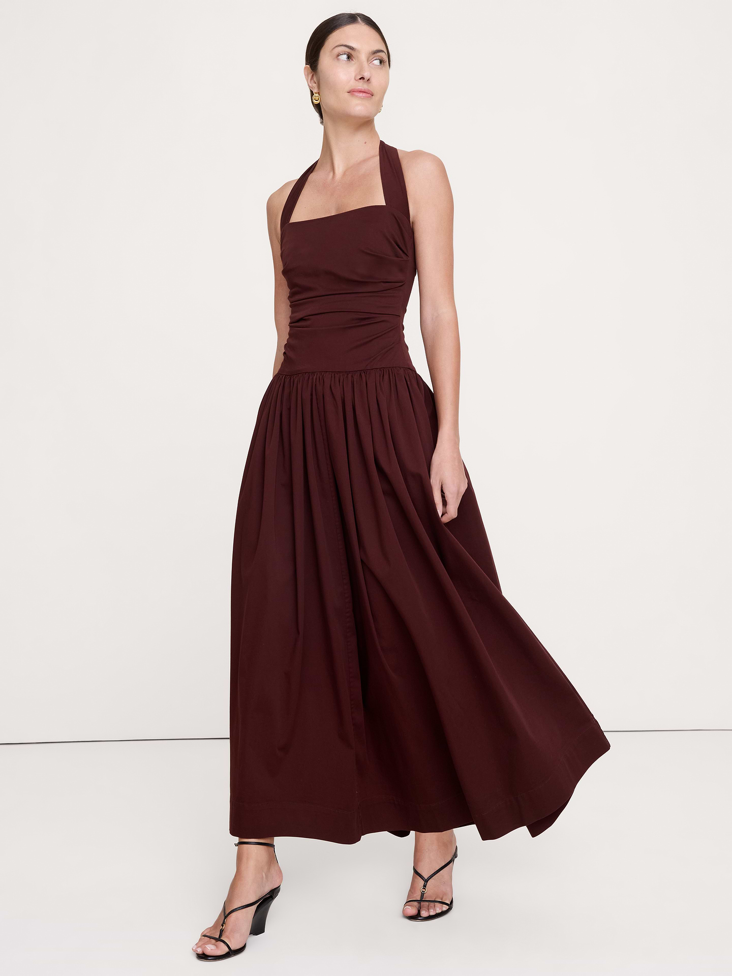 L'image numéro 1 présente Robe longue à encolure bain de soleil en coton extensible