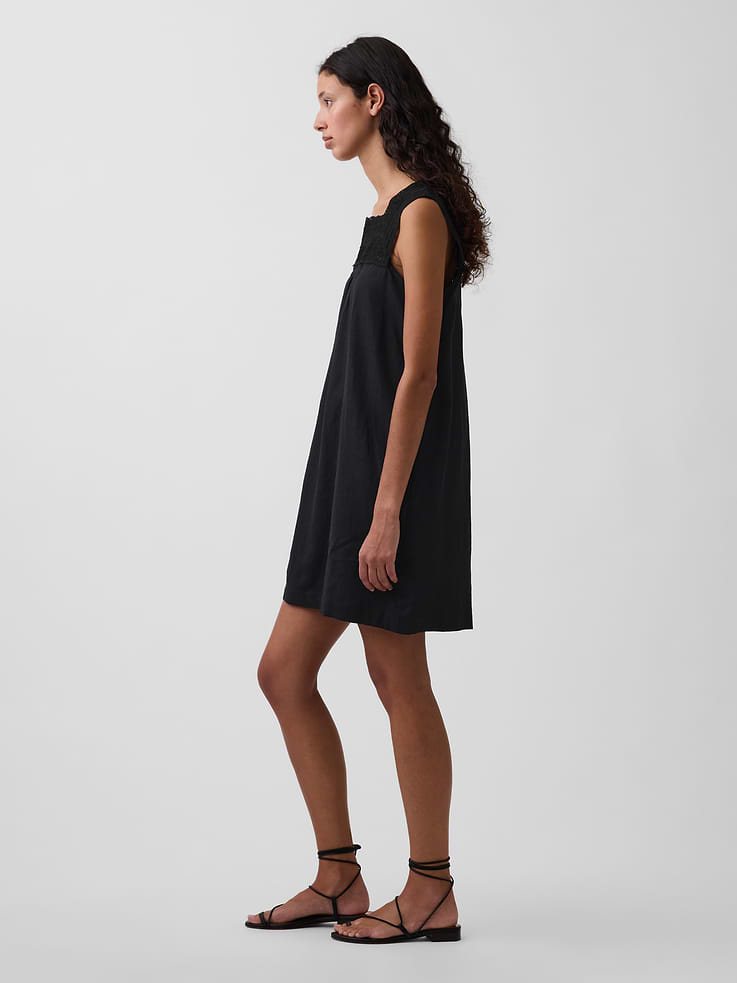L'image numéro 3 présente Robe courte en mélange de lin à encolure crochetée