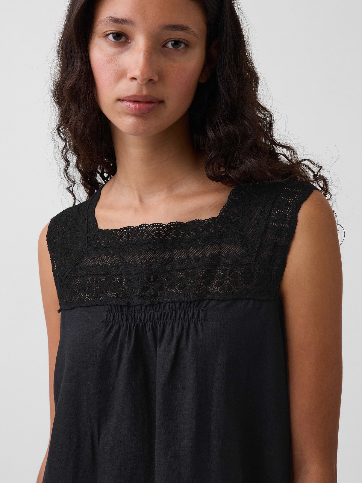 L'image numéro 4 présente Robe courte en mélange de lin à encolure crochetée