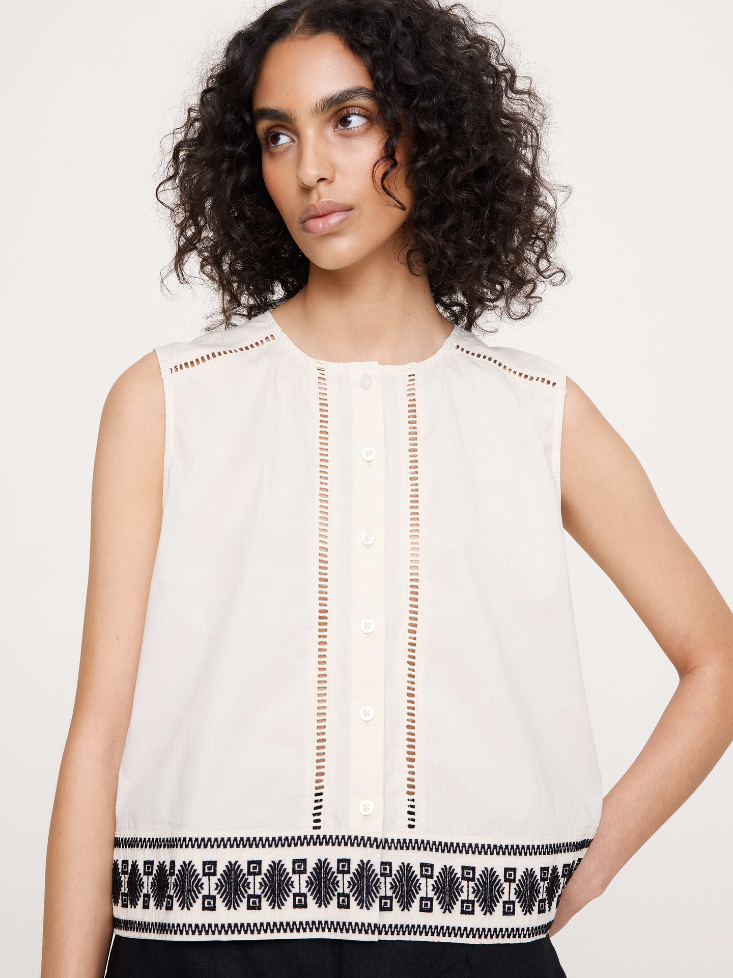 L'image numéro 1 présente Camisole en coton extensible brodé