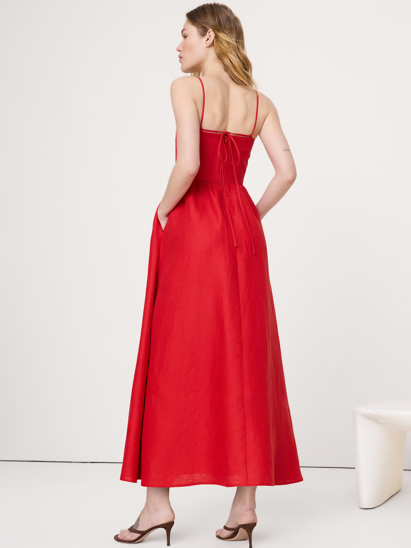 L'image numéro 5 présente Robe corset boutonnée en lin