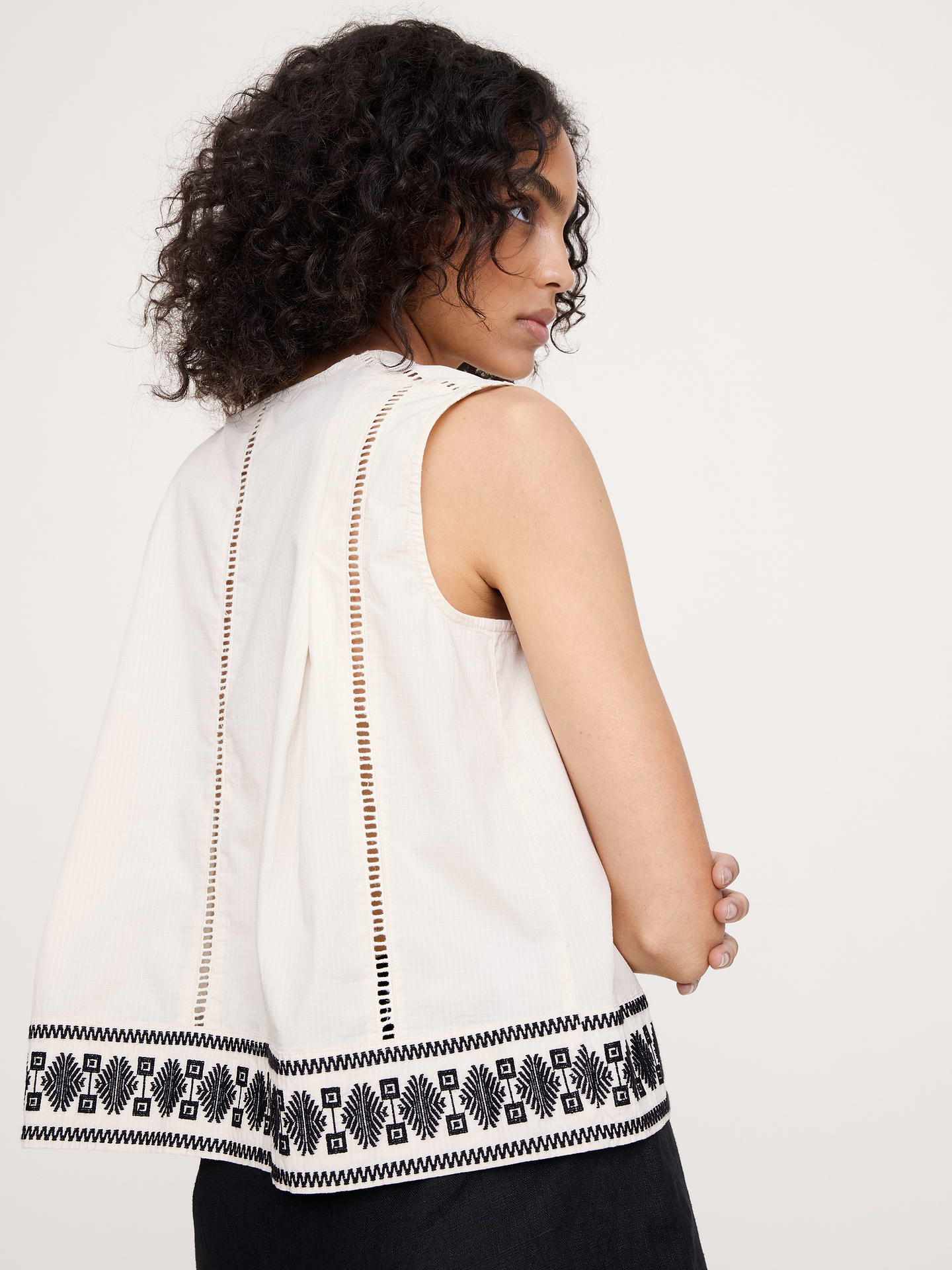 L'image numéro 2 présente Camisole en coton extensible brodé