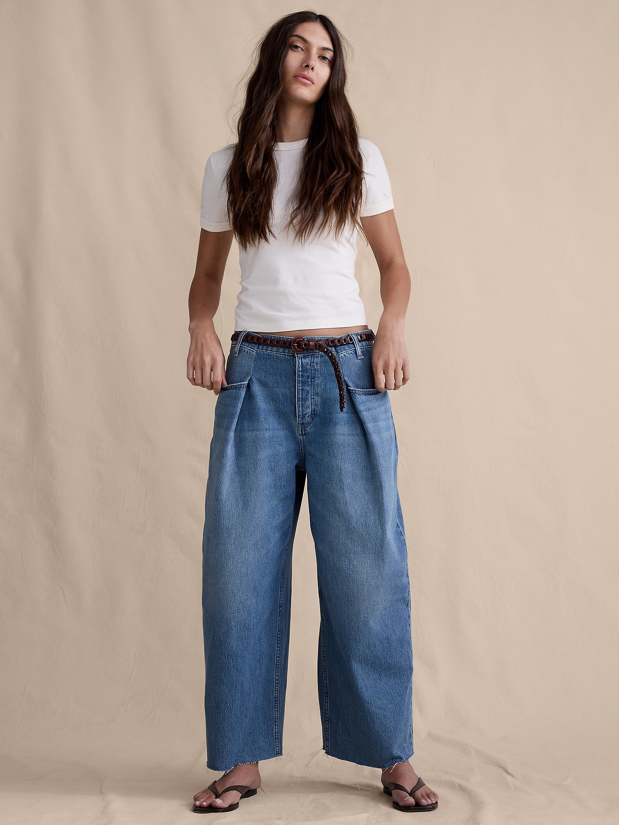 Mid-Rise Loose Pleated Crop Jean | Banana Republic
