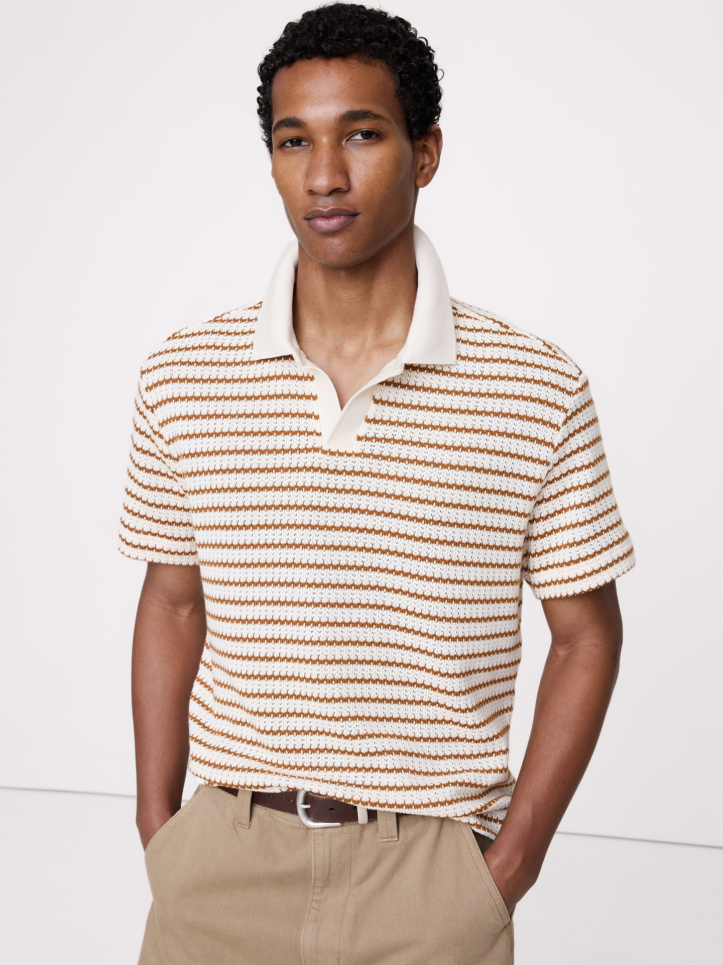 L'image numéro 1 présente Haut à rayures à col polo tricoteuse