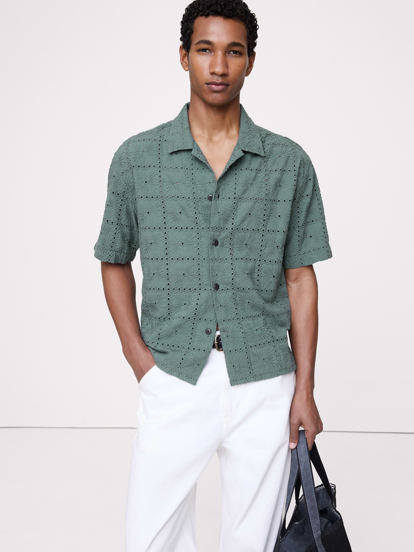 L'image numéro 1 présente Chemise de vacances décontractée en coton brodé