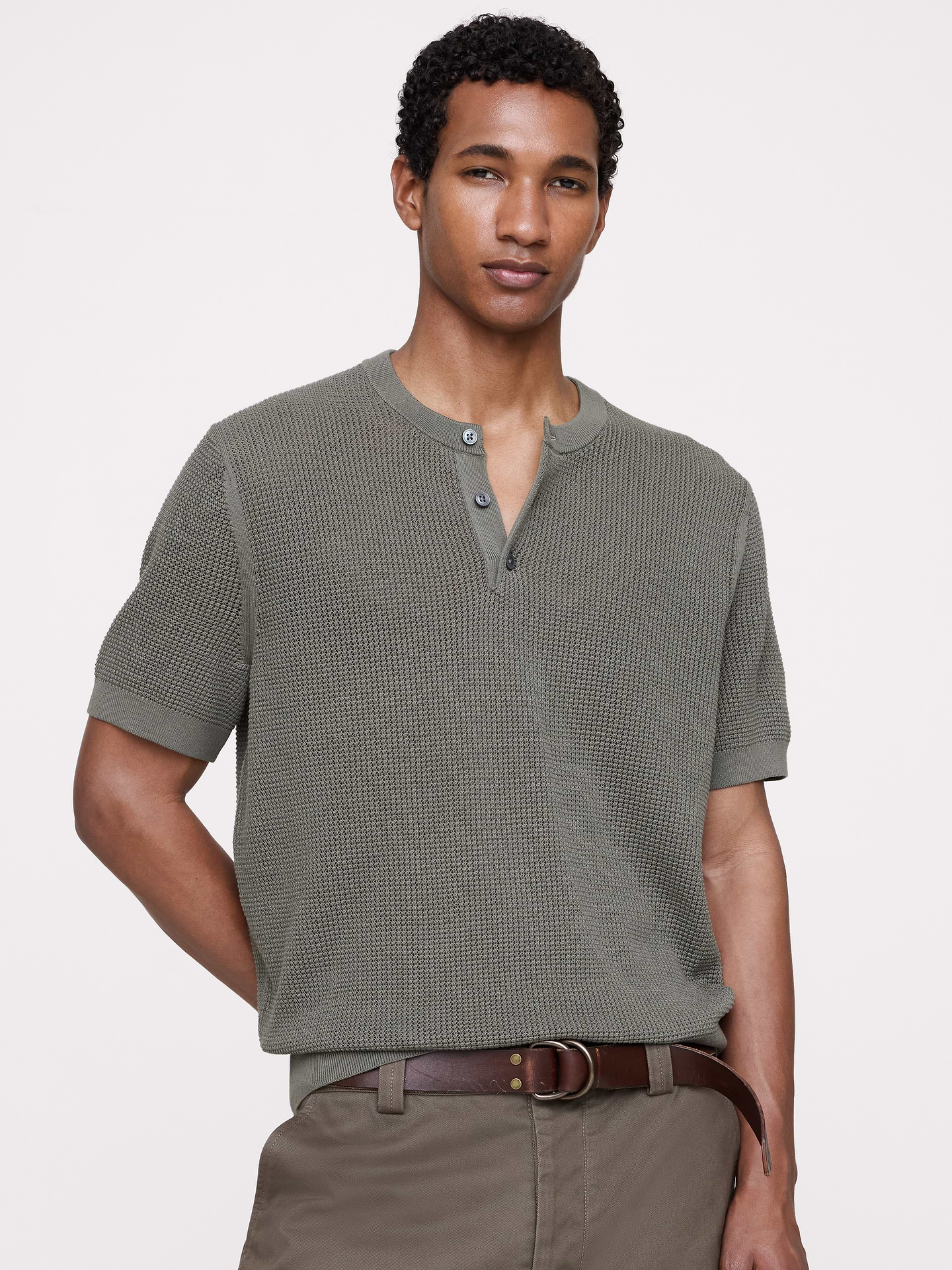 L'image numéro 1 présente T-shirt henley en coton et soie