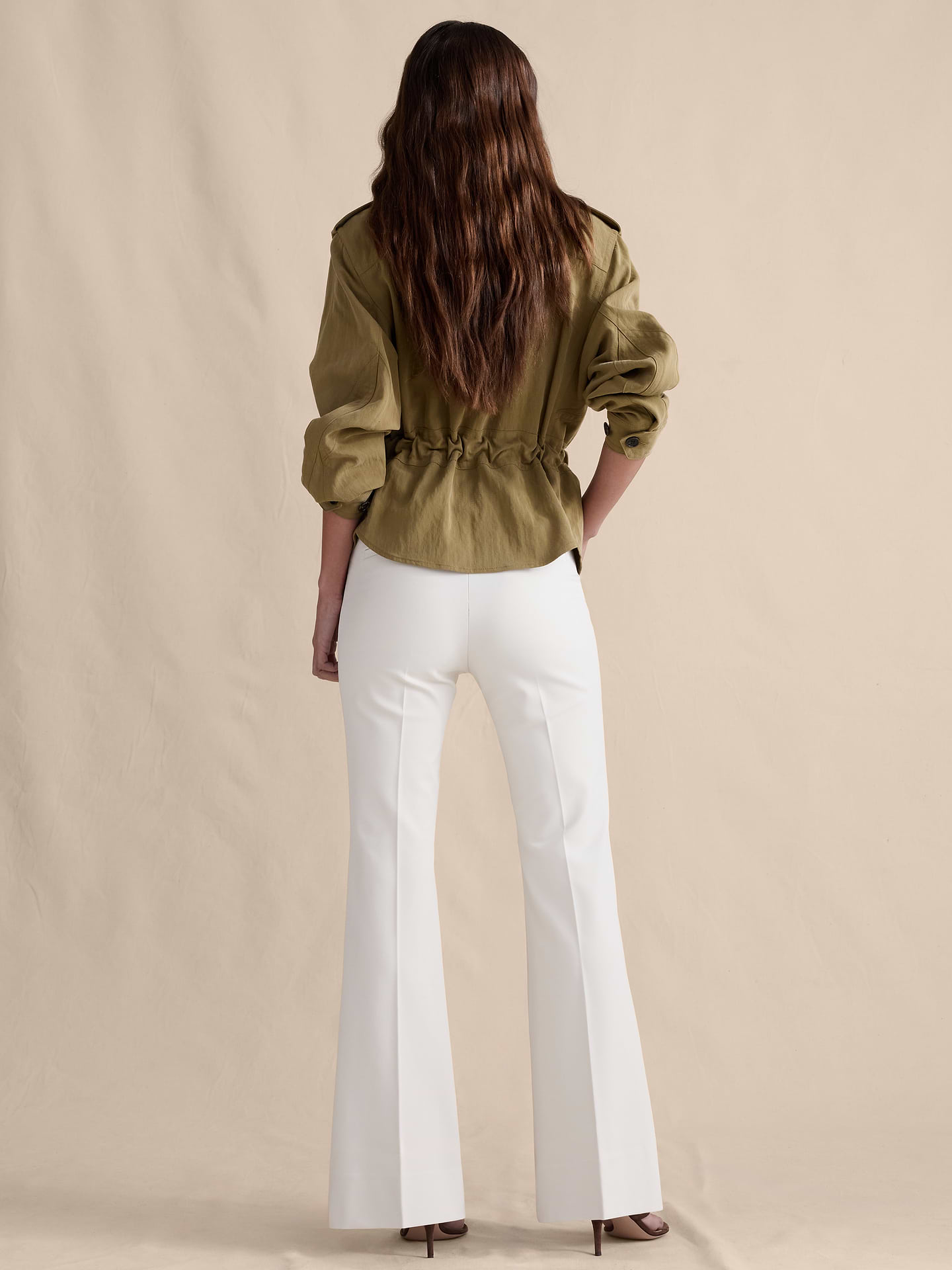 L'image numéro 7 présente Pantalon moderne évasé à taille haute en tissu urbain extensible