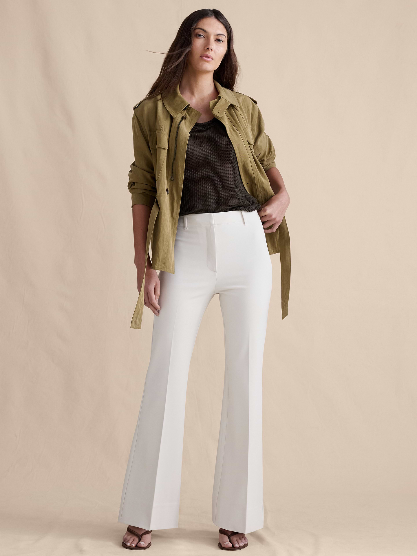 L'image numéro 6 présente Pantalon moderne évasé à taille haute en tissu urbain extensible