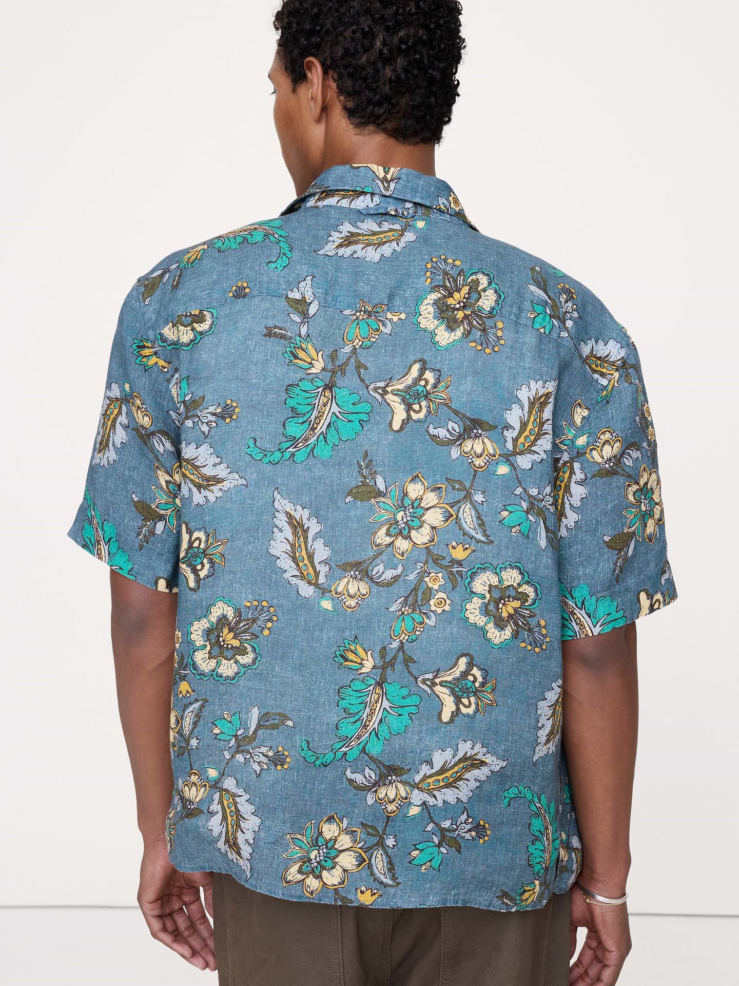 L'image numéro 8 présente Chemise de vacances coupe standard en lin