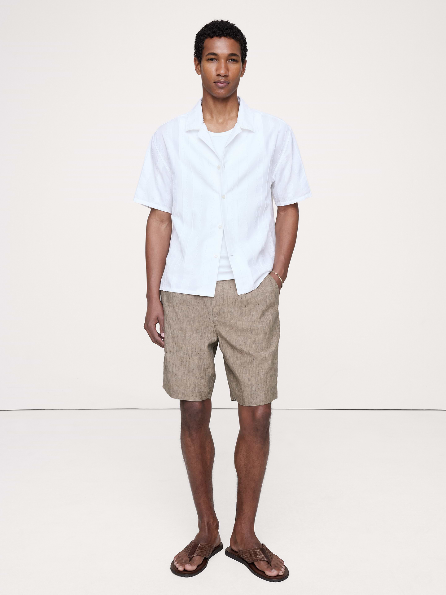 L'image numéro 1 présente Short en lin et coton à taille extensible, 23 cm