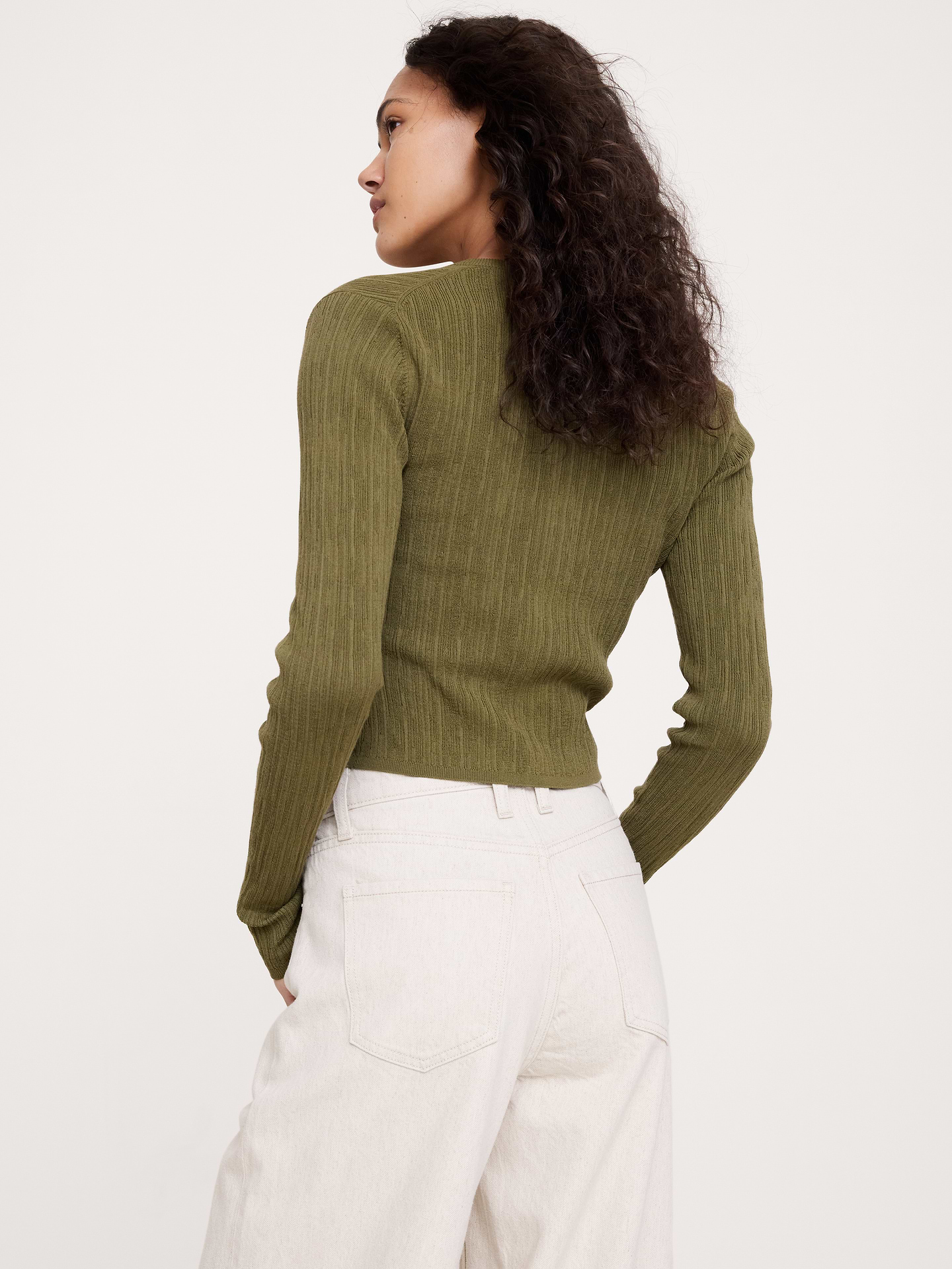 L'image numéro 7 présente Cardigan court en tricot froissé