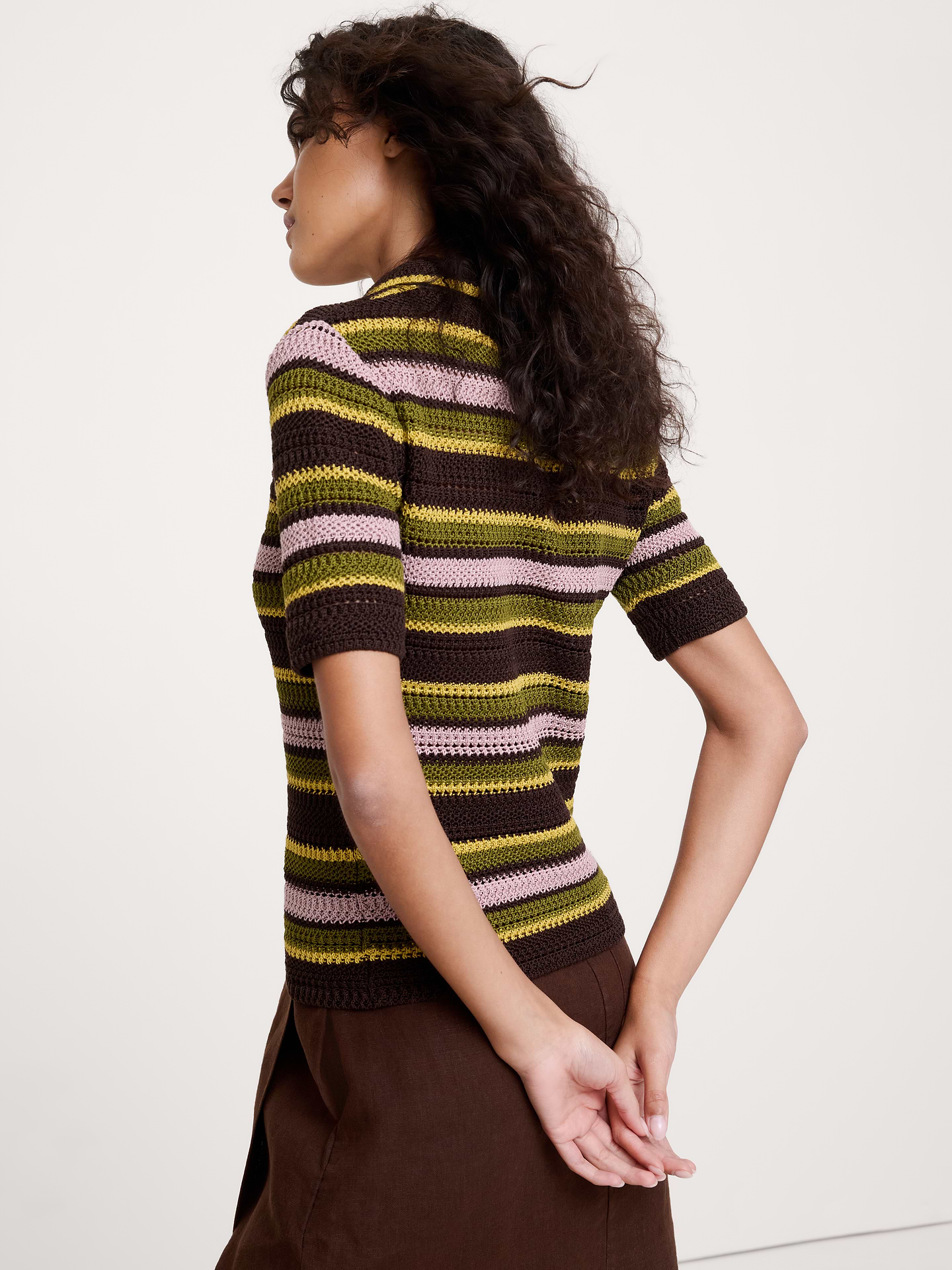L'image numéro 2 présente Polo en coton crocheté à rayures