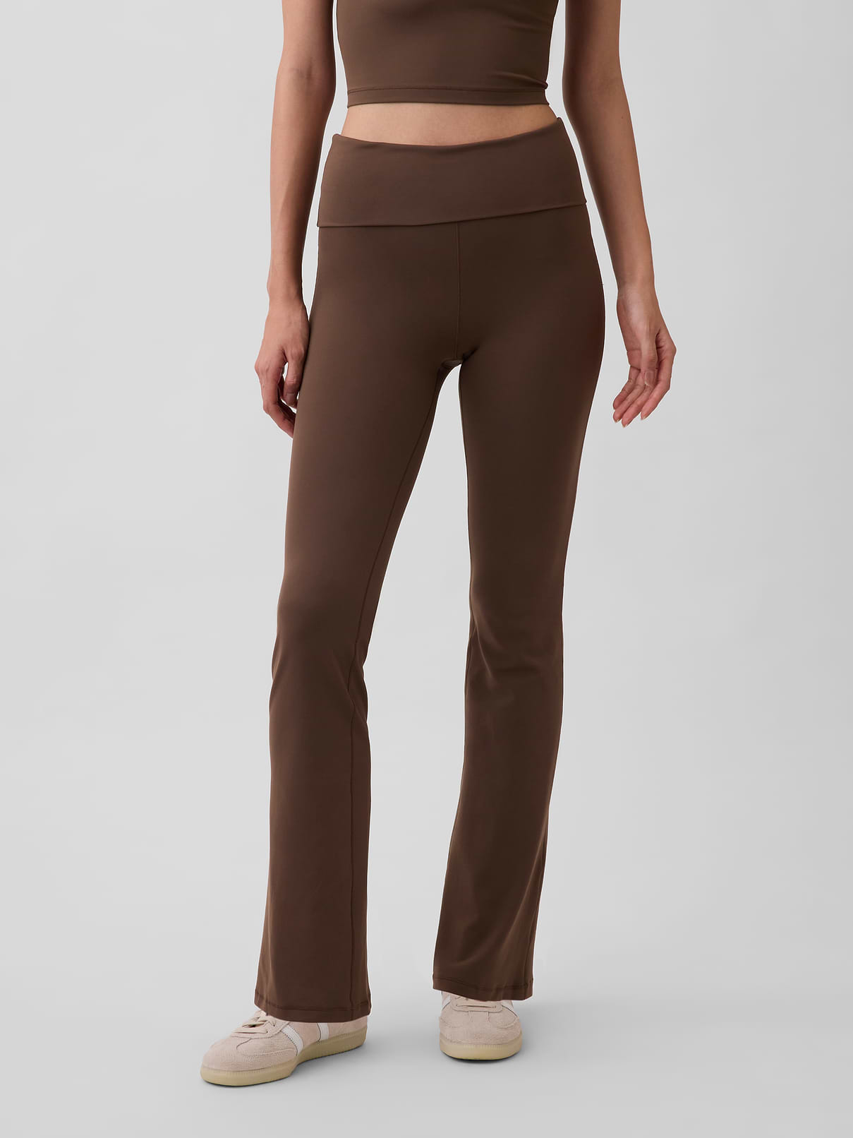 L'image numéro 2 présente Leggings légèrement évasés à taille repliable GapFit