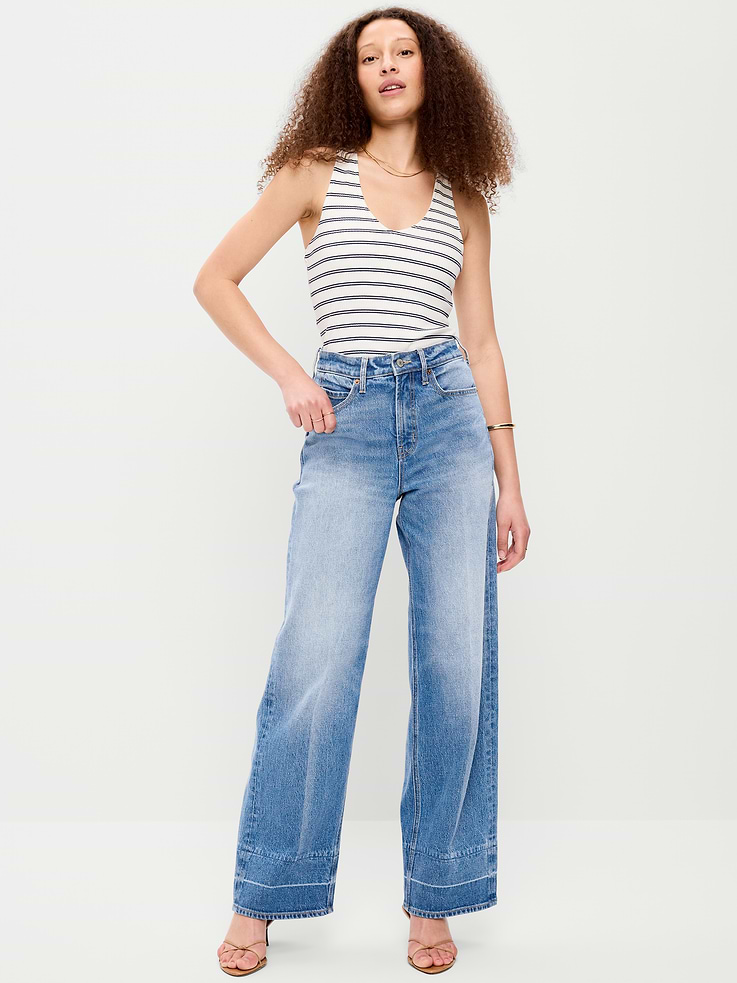L'image numéro 1 présente Jean à jambe large et à taille très haute