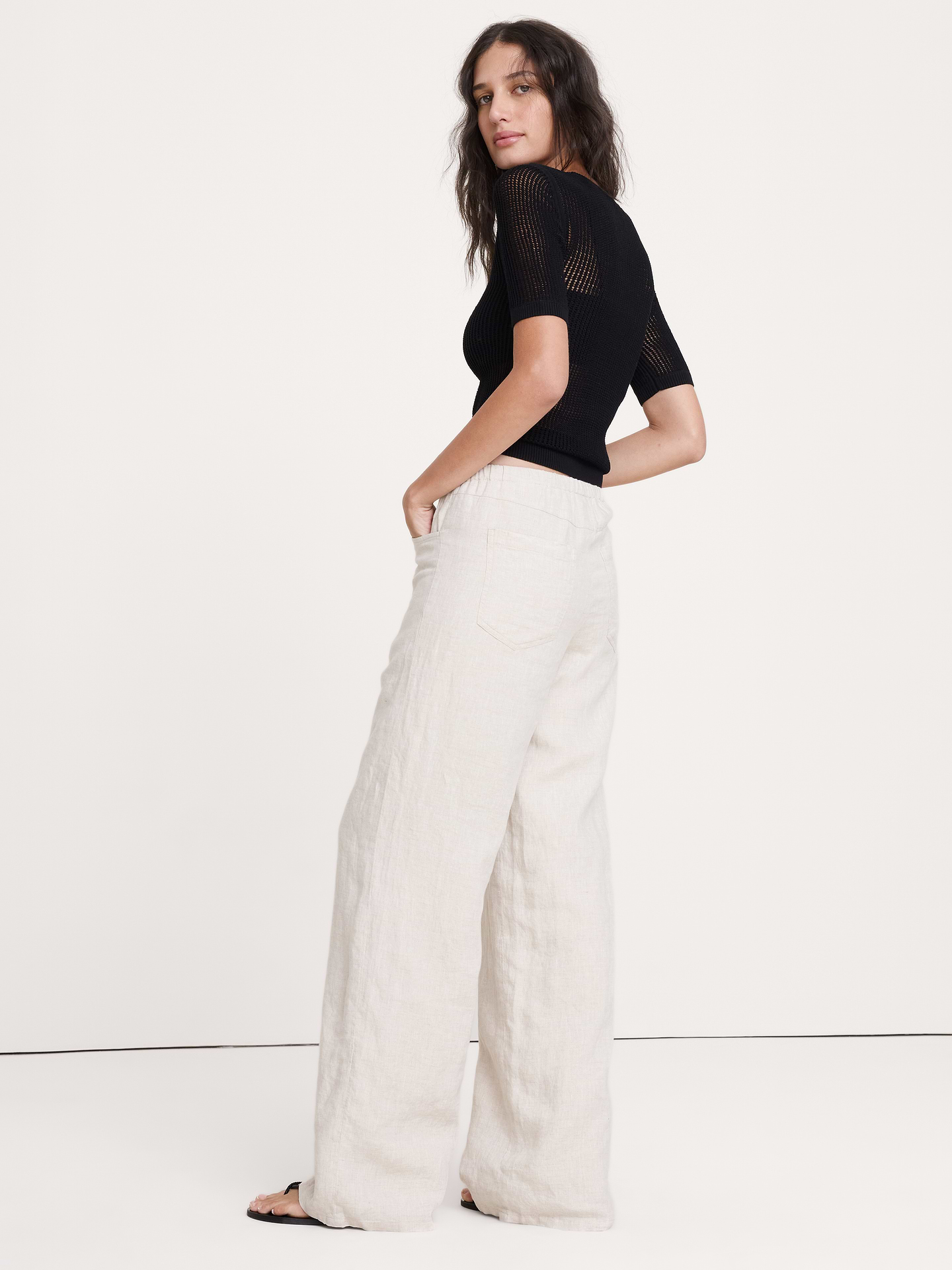 L'image numéro 3 présente Pantalon Studio à jambe large à cordon coulissant en lin