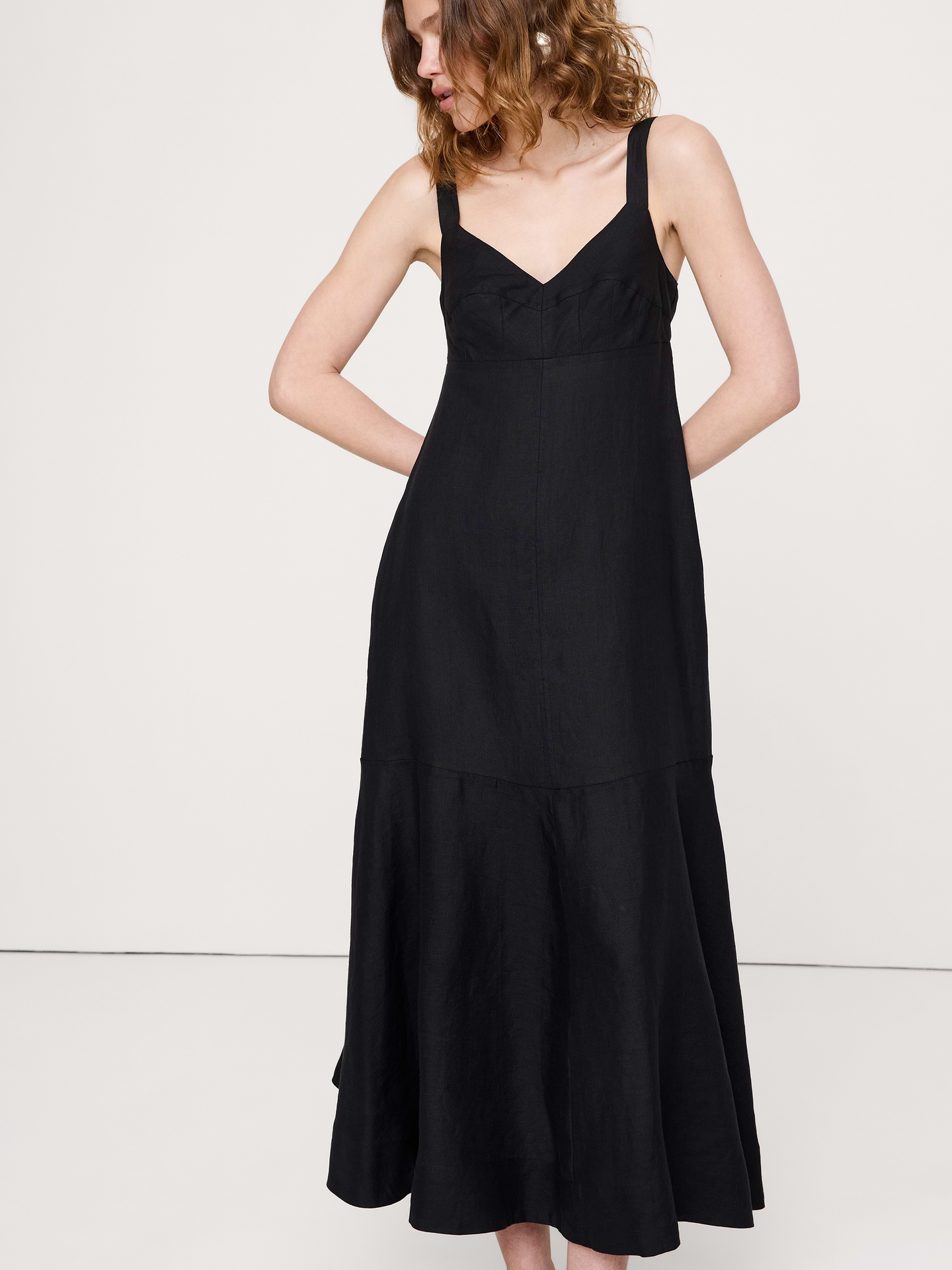 L'image numéro 4 présente Robe longue en lin à taille empire
