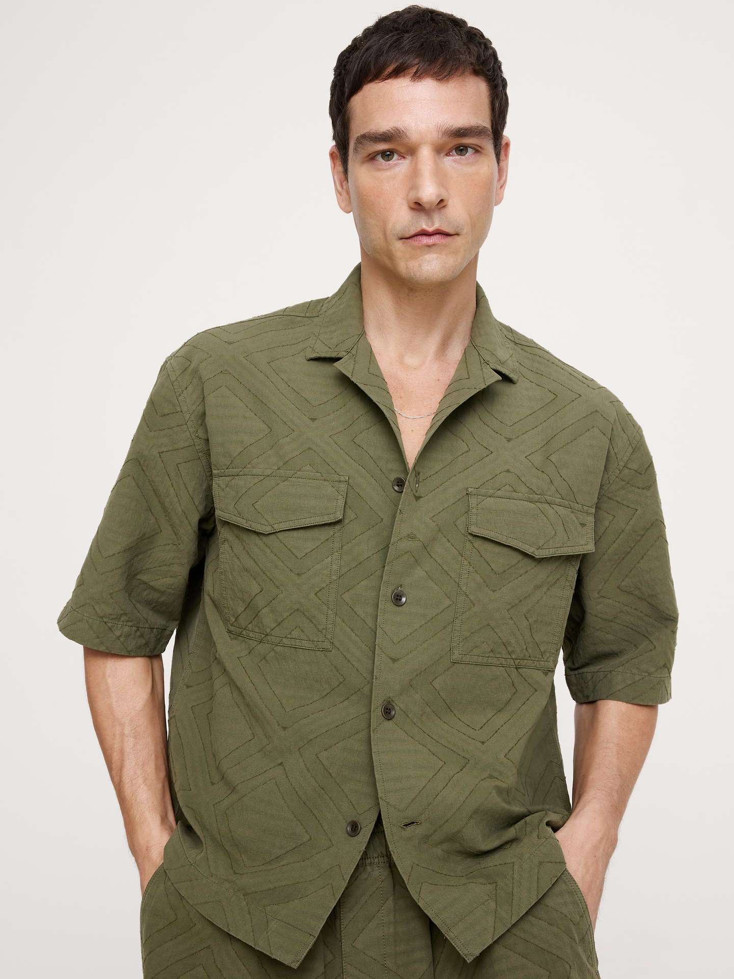 L'image numéro 1 présente Chemise de vacances décontractée en jacquard de coton