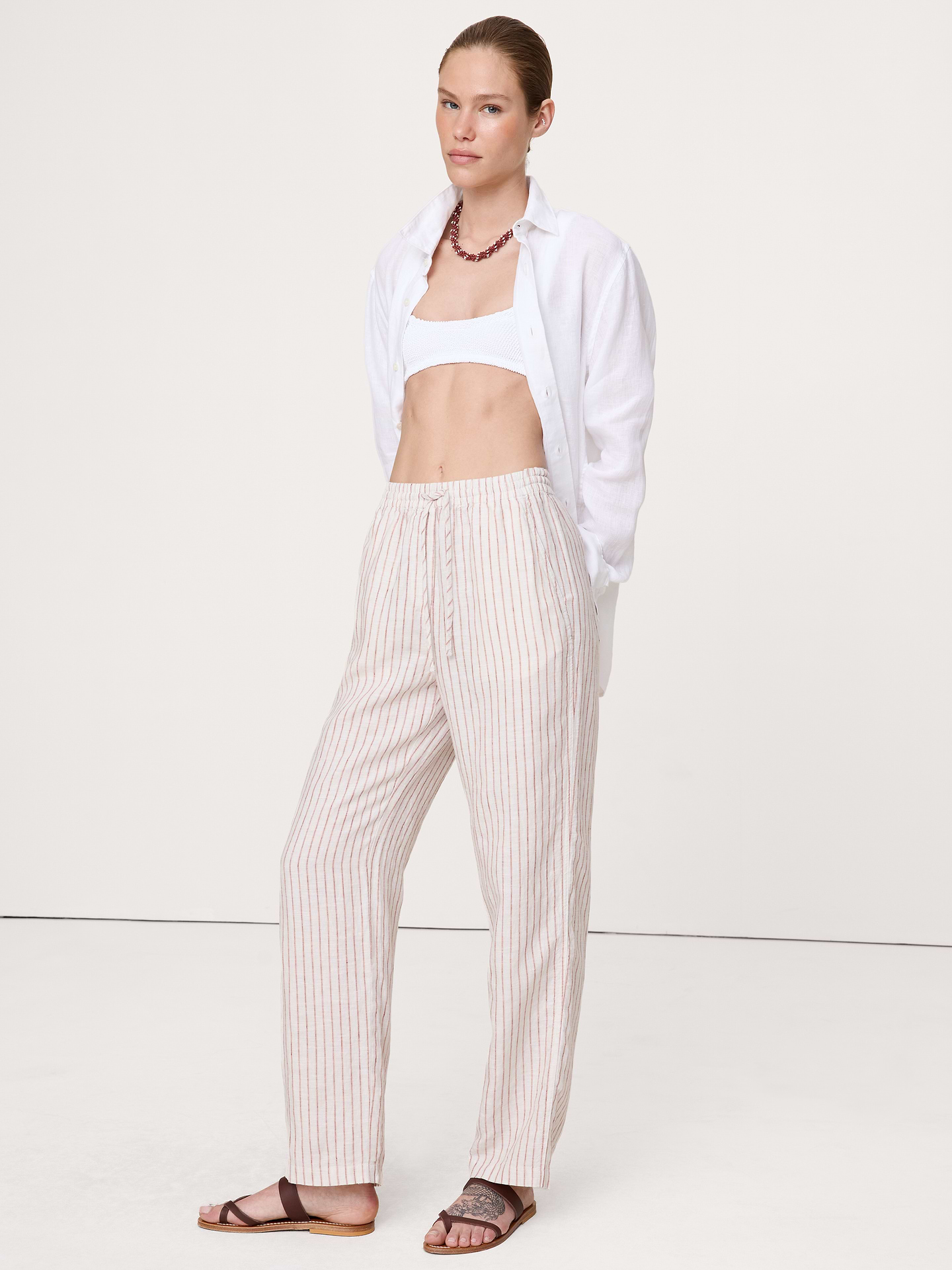 L'image numéro 1 présente Pantalon droit à taille extensible en lin Escapade