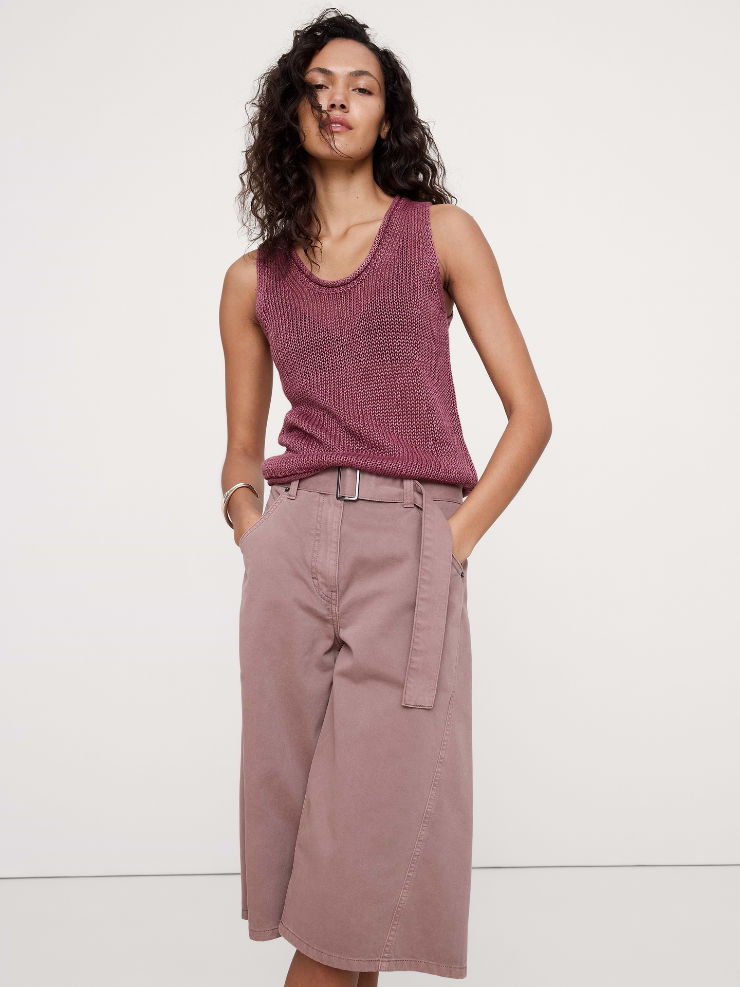 Image 1 de 6, Le lin 100 %, un indispensable. Découvrez cette camisole confortable à coupe ample et à l’encolure dégagée. De plus, il est tricoté dans notre fil de lin signature épais avec des mailles qui créent un magnifique tombé et un aspect semi-diaphane., Coupe: ajustée. Coupe près du corps., Encolure dégagée., Ourlet droit., Produit #875108