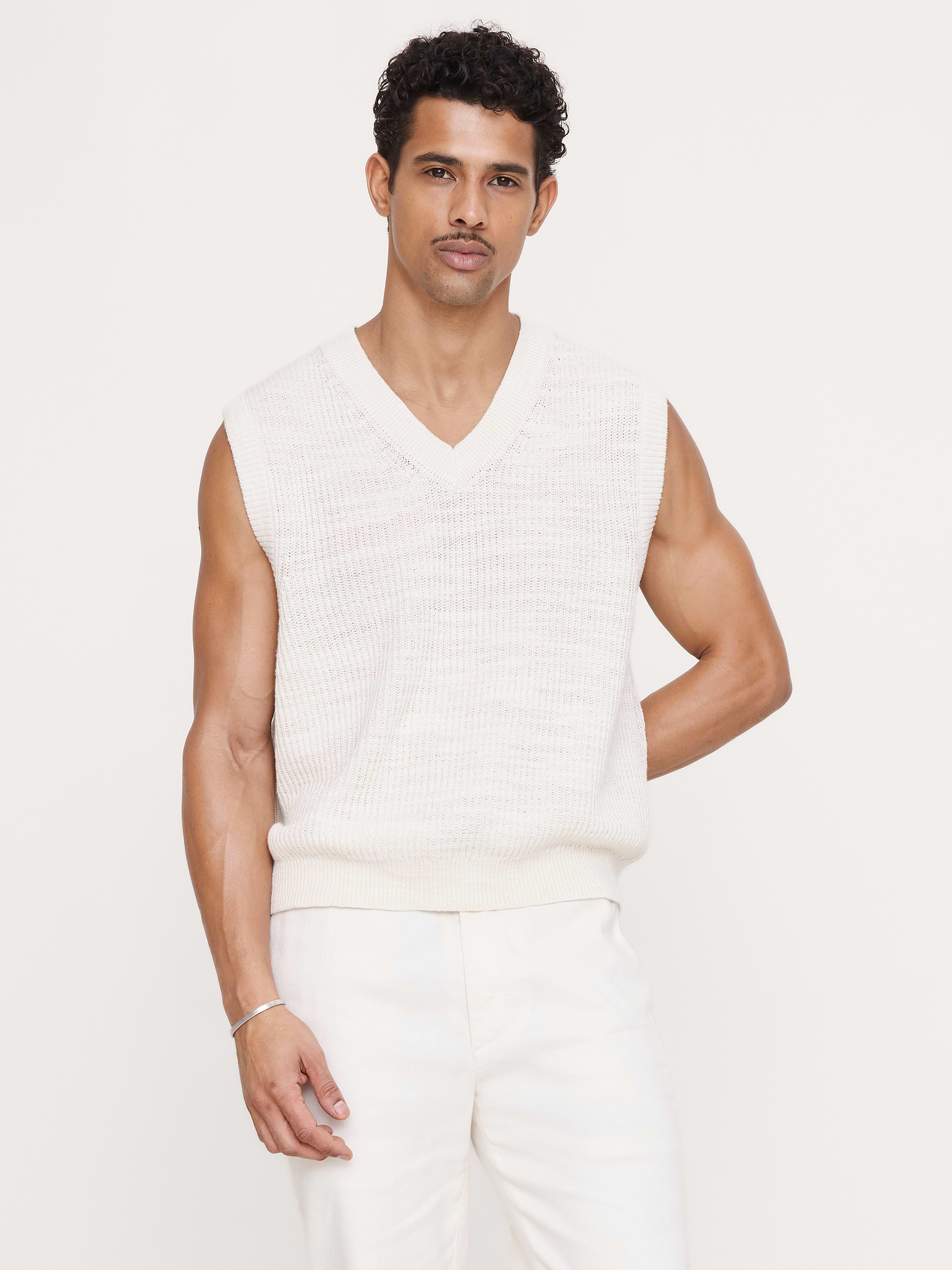 L'image numéro 1 présente Gilet à encolure en V en tricot de coton et lin flammé