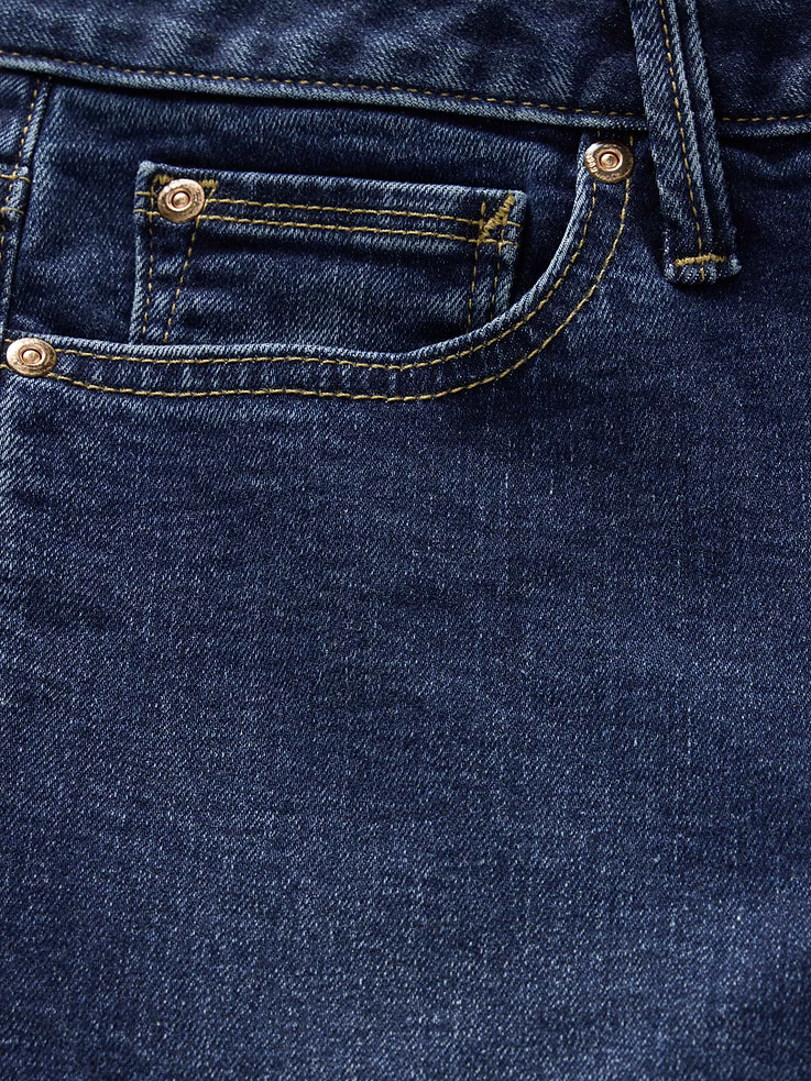 L'image numéro 8 présente Jean étroit légèrement évasé à taille basse