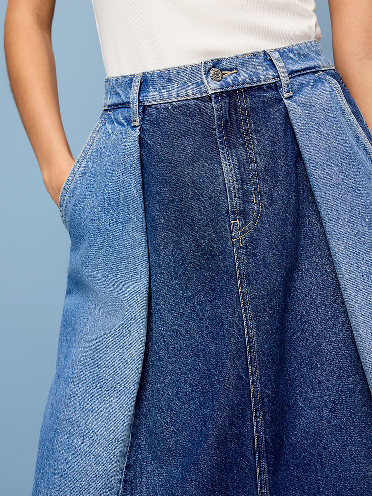 L'image numéro 4 présente Jupe mi-longue à plis en denim à empiècements cousus