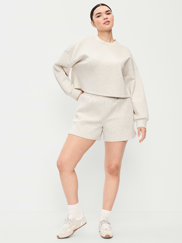 Short à taille haute en molleton raffiné, entrejambe de 12,5 cm