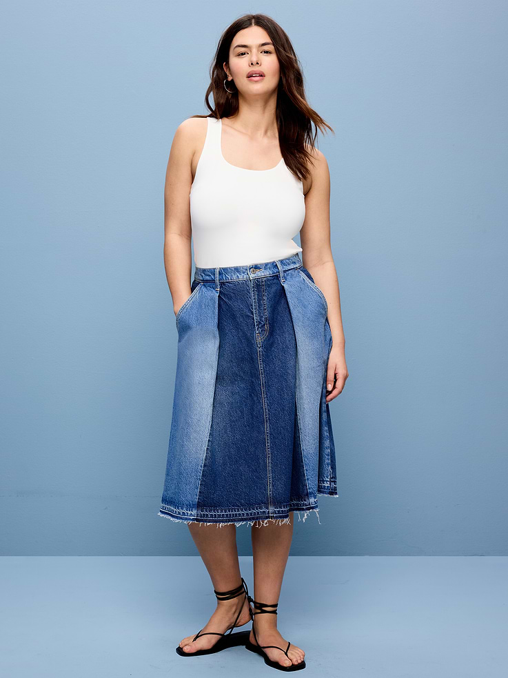 L'image numéro 5 présente Jupe mi-longue à plis en denim à empiècements cousus